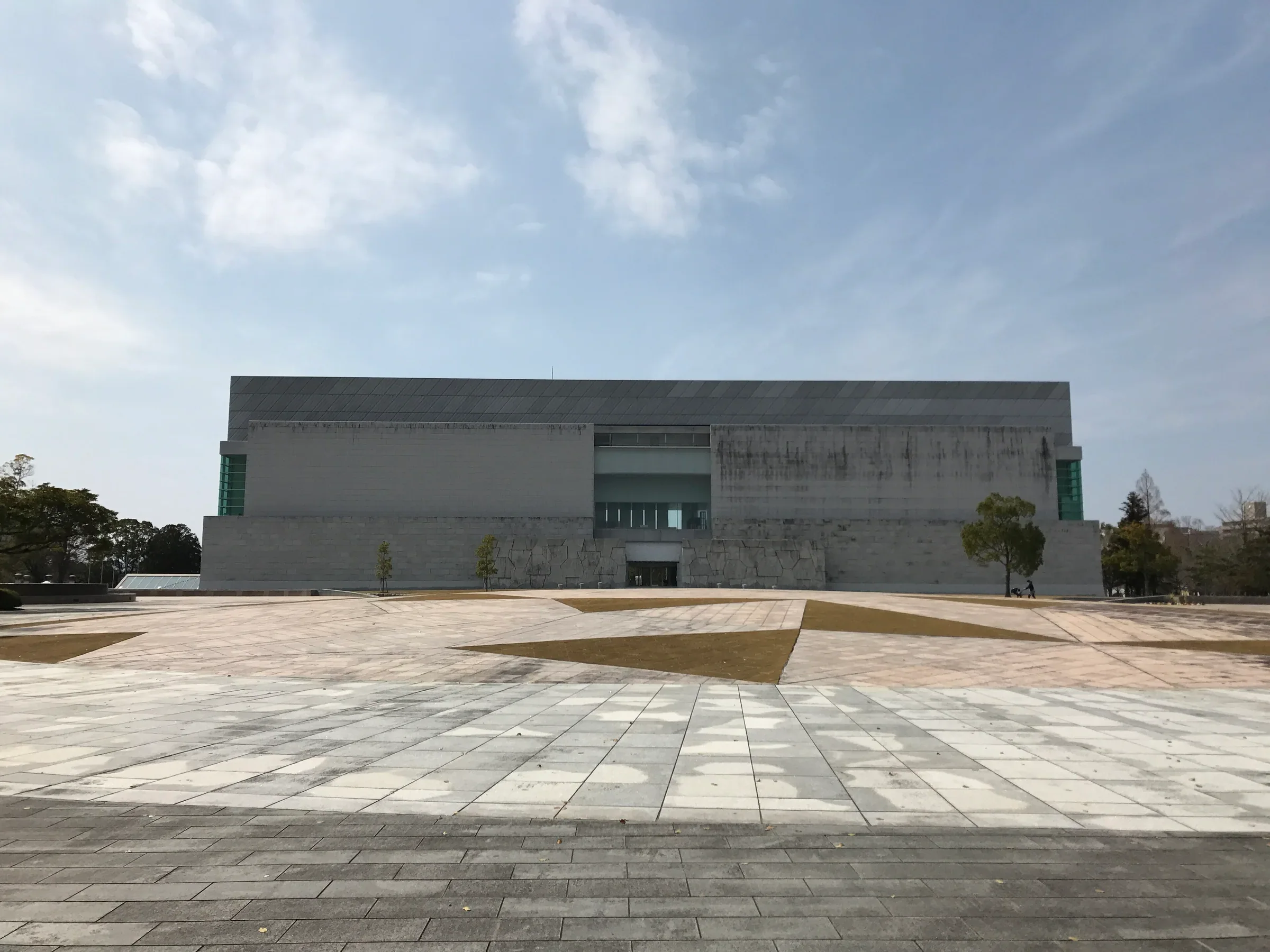 從宮崎縣綜合文化公園望向宮崎縣立美術館