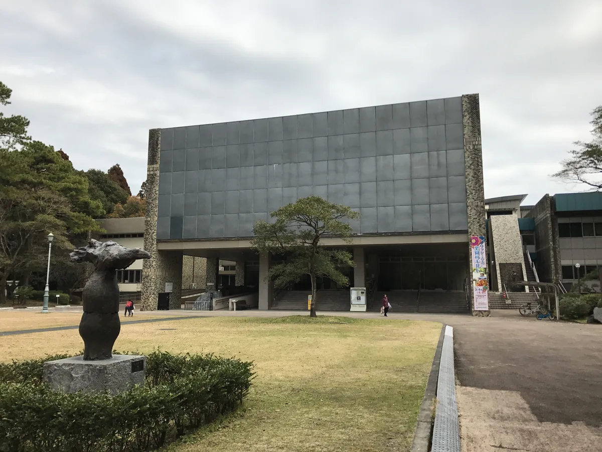 宮崎縣綜合博物館戶外入口與雕塑，為展覽場館舊照
