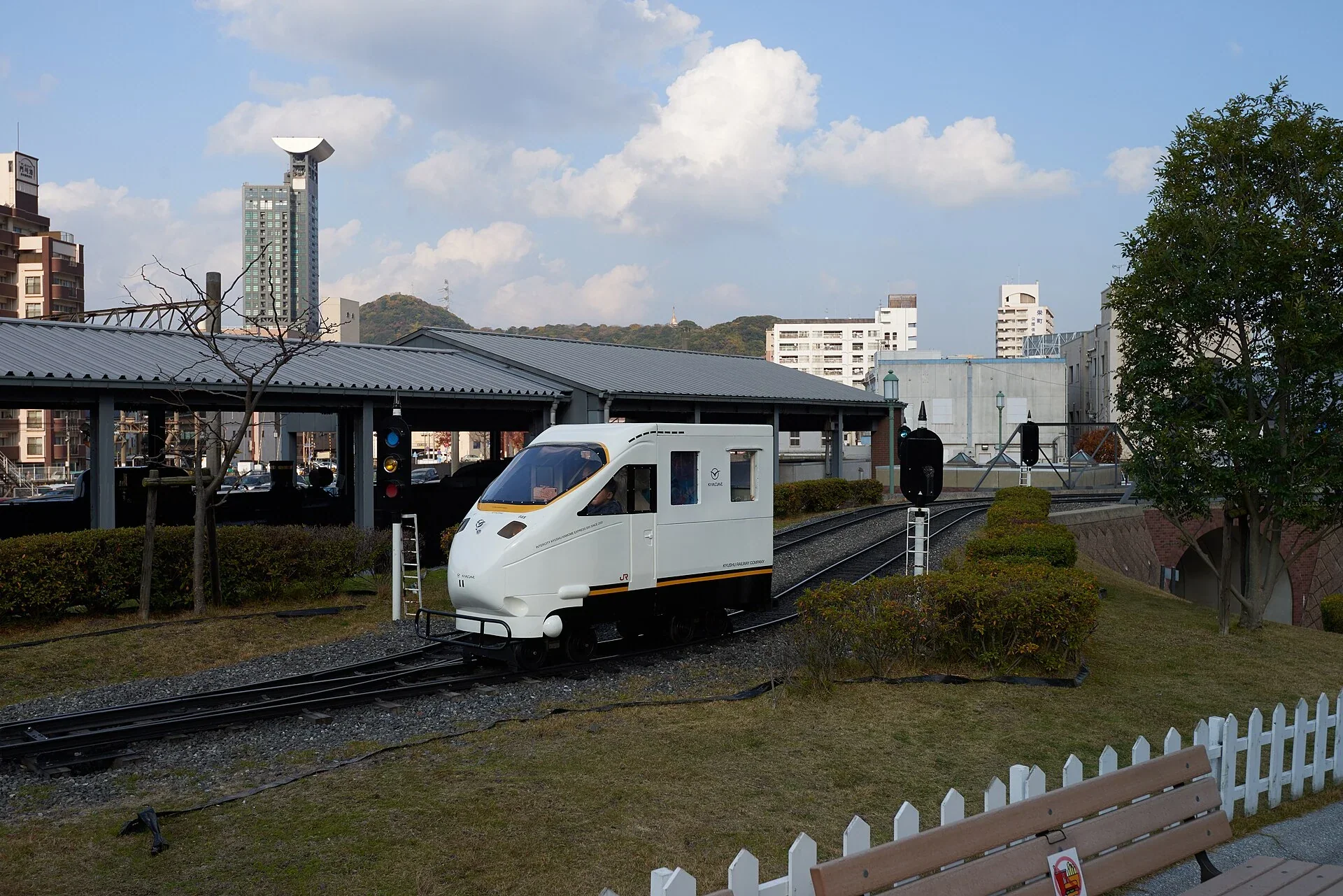 九州鐵道紀念館迷你鐵道公園裡行駛的小型特急列車