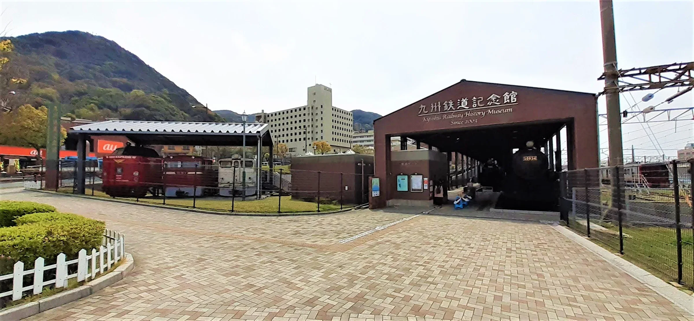 門司港九州鐵道紀念館外觀與館外保存的鐵道車輛