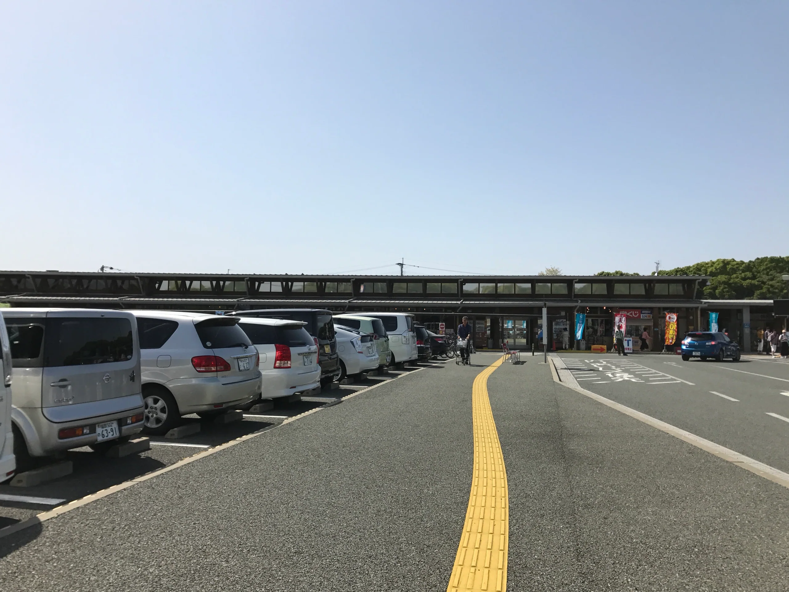 宗像道之驛建築正面及停車區