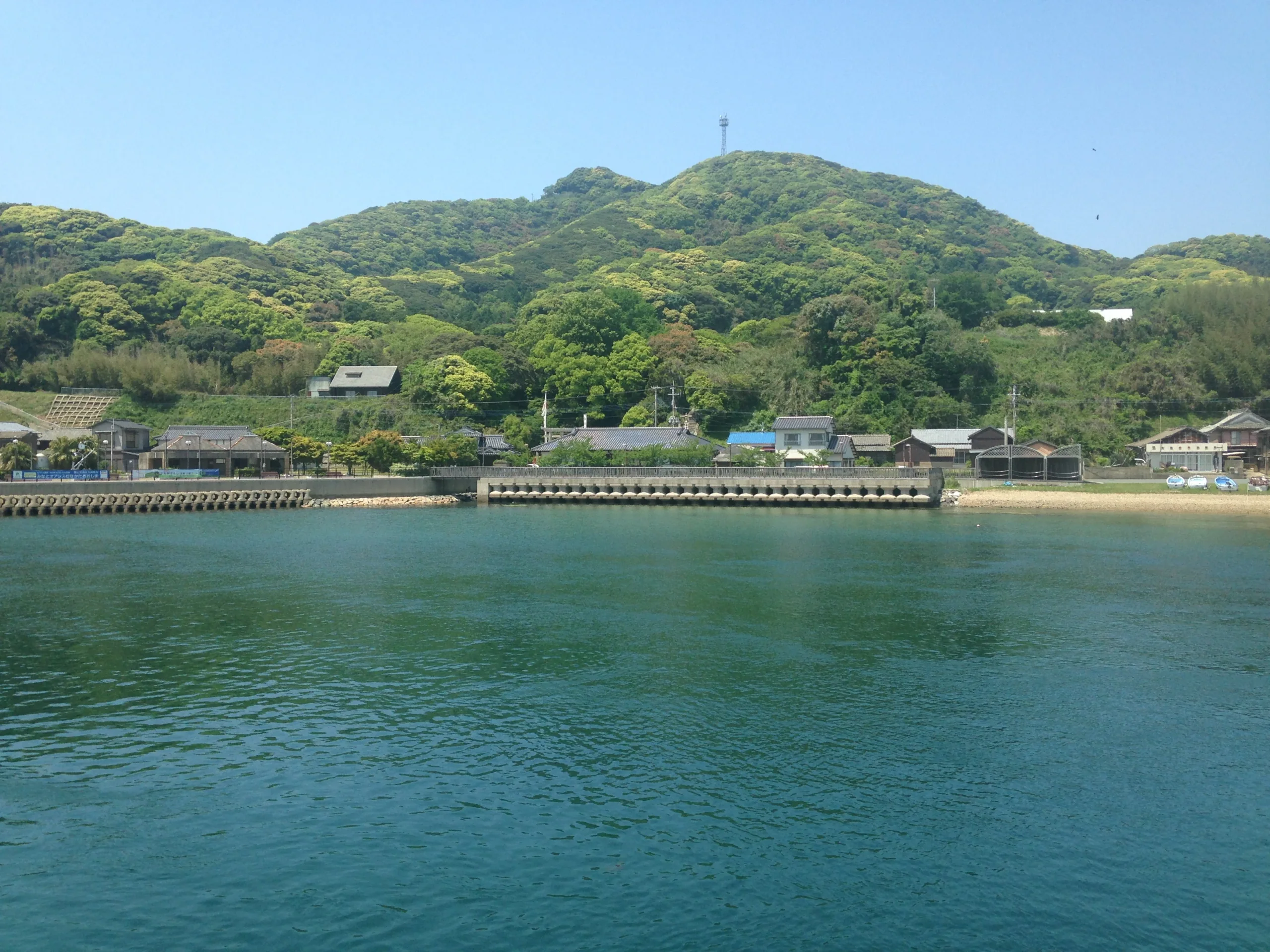 從大島渡輪望向宗像大社中津宮與御嶽山