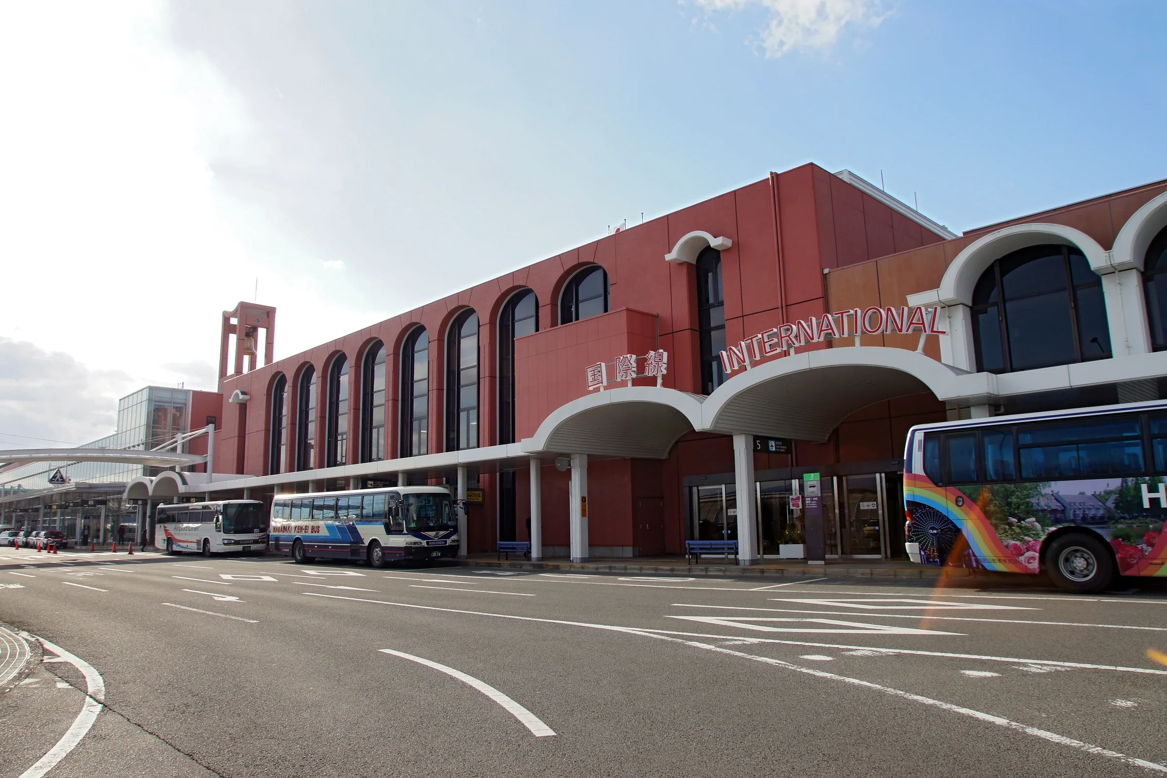 長崎機場航廈外觀與地面巴士乘車區