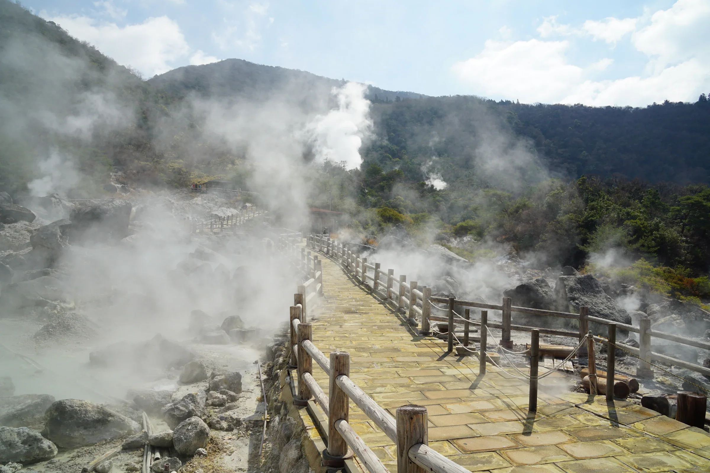 雲仙地獄區的木棧道、地熱蒸氣與山林