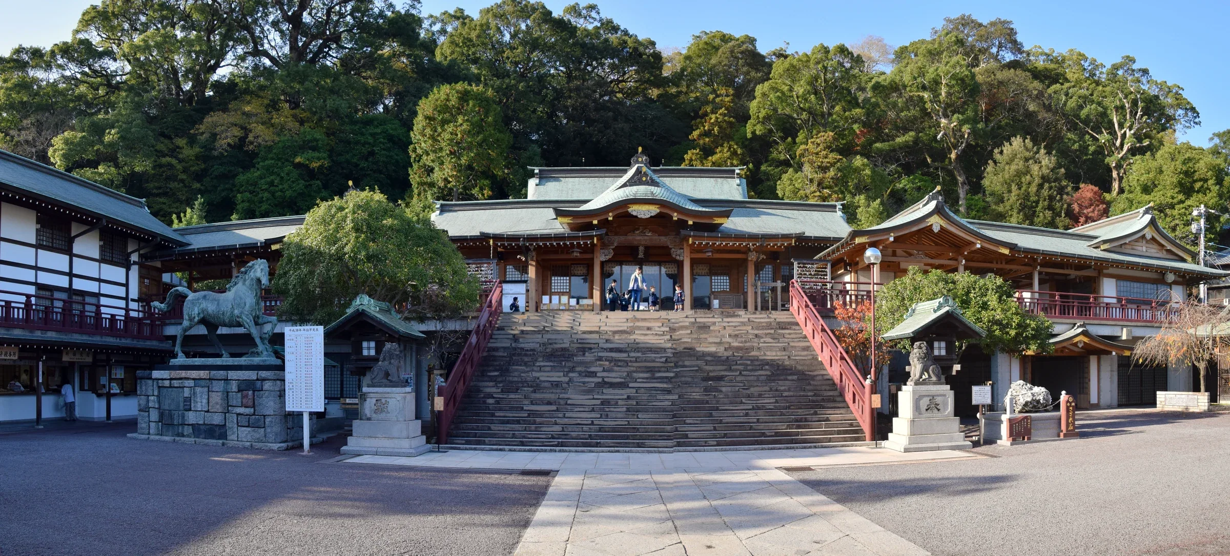 長崎諏訪神社的拜殿與石階，長崎くんち主要奉納場地之一