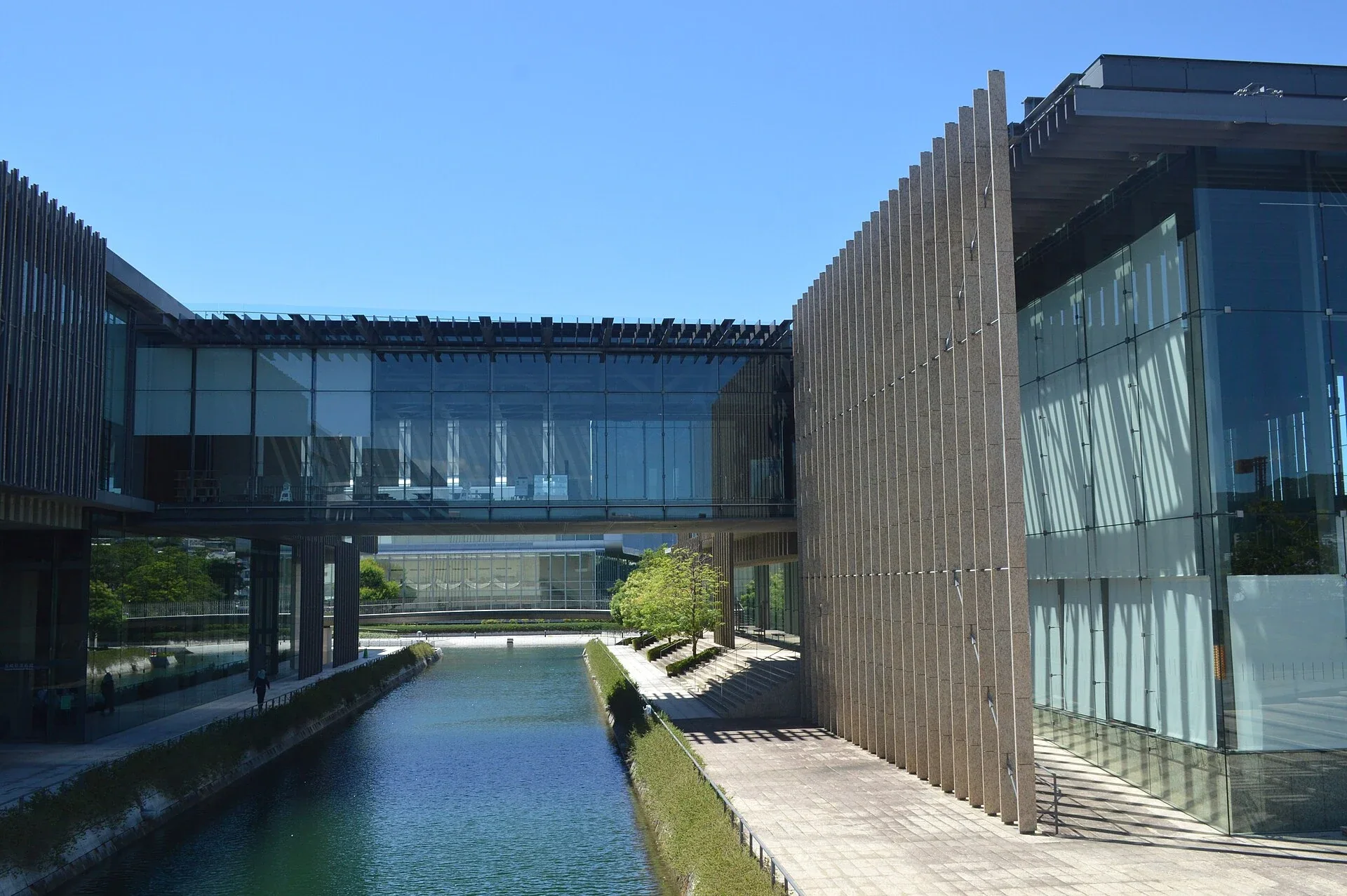 長崎縣美術館跨越運河的玻璃橋廊與東西兩側館舍