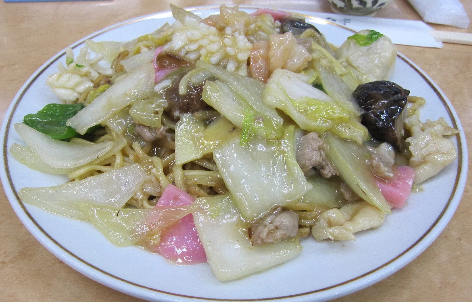 長崎寶來軒的皿うどん，蔬菜與海鮮配料覆在麵上