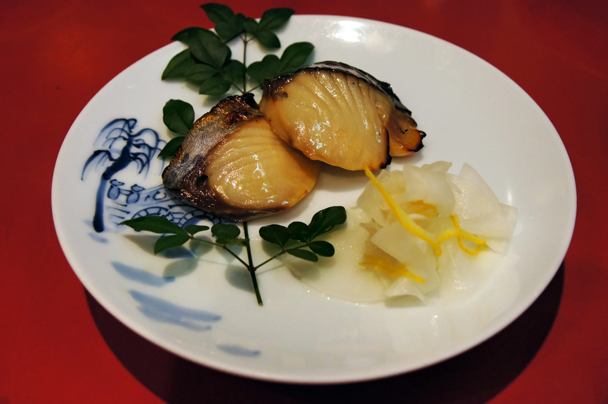 長崎卓袱浜勝套餐中的燒魚與漬物