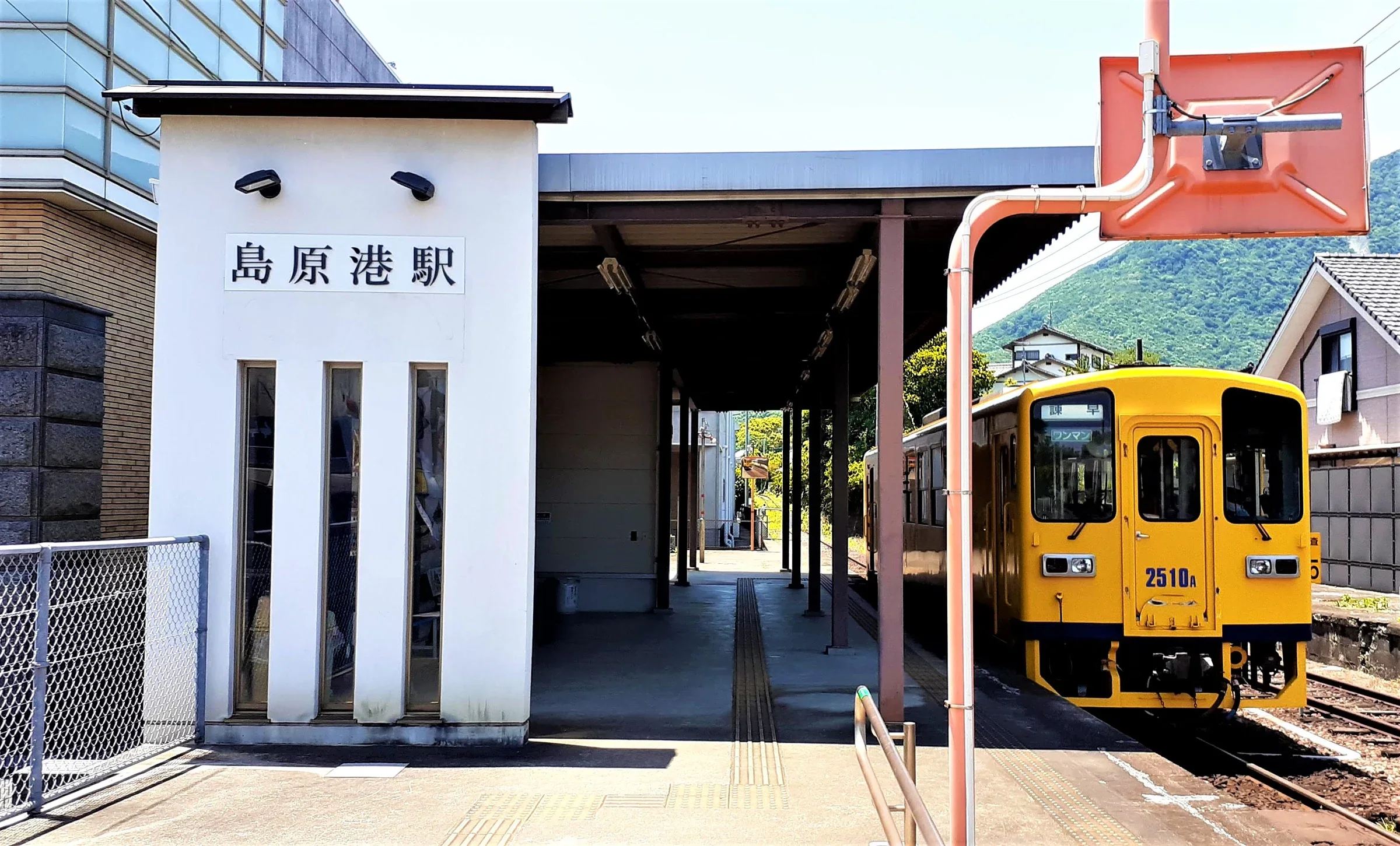 島原港站月台與停靠中的島原鐵道列車