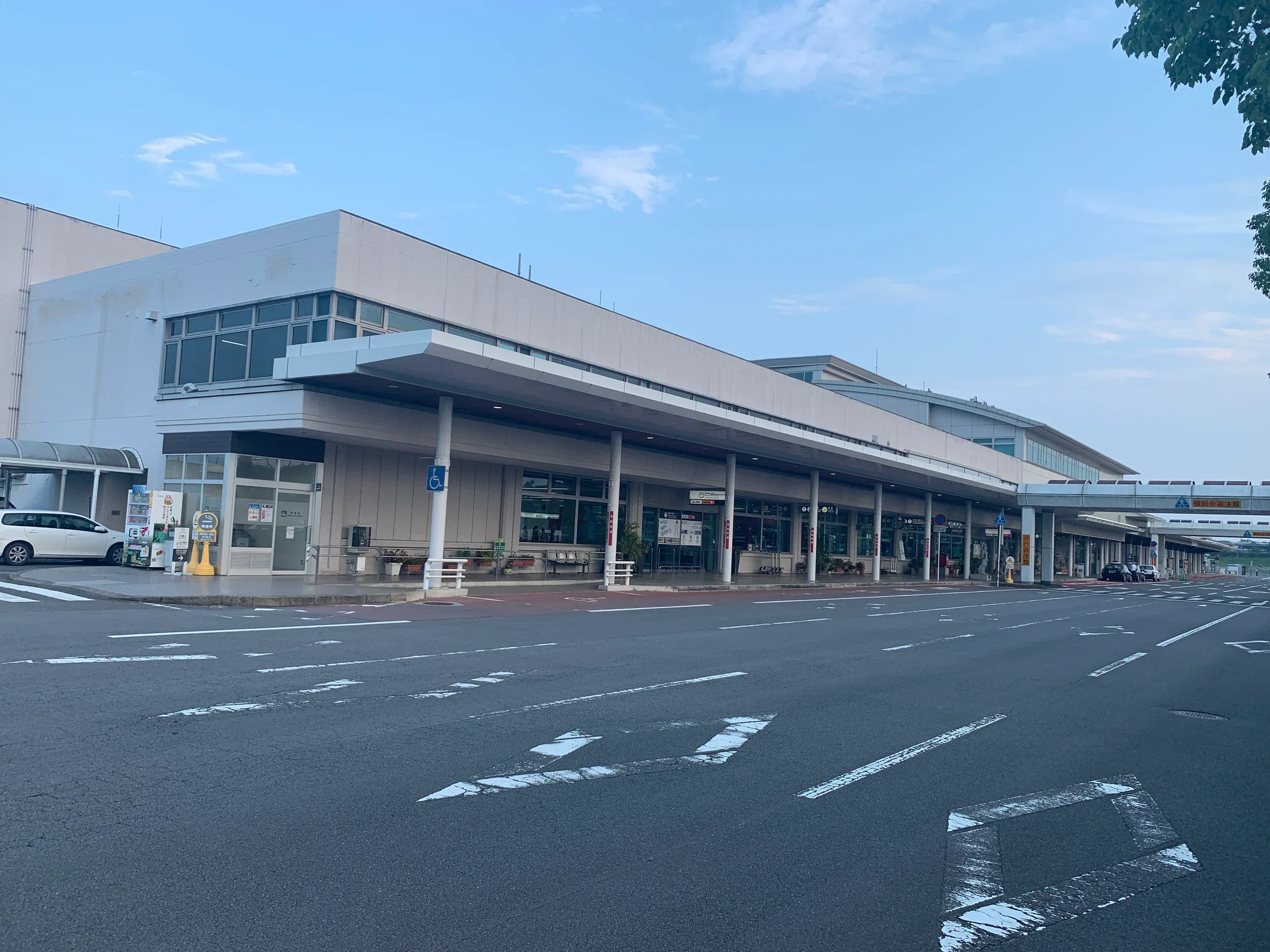 大分機場國內線航廈入口與車道，抵達旅客可由一樓前往巴士乘車處
