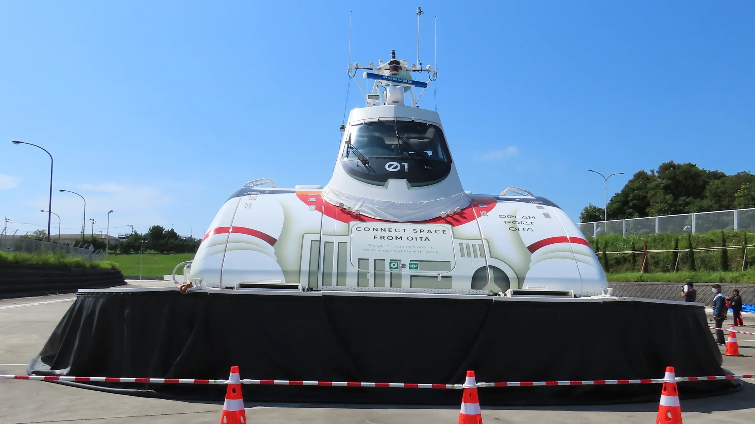 大分機場航廈旁的白色 HOVER 氣墊船停在登船區