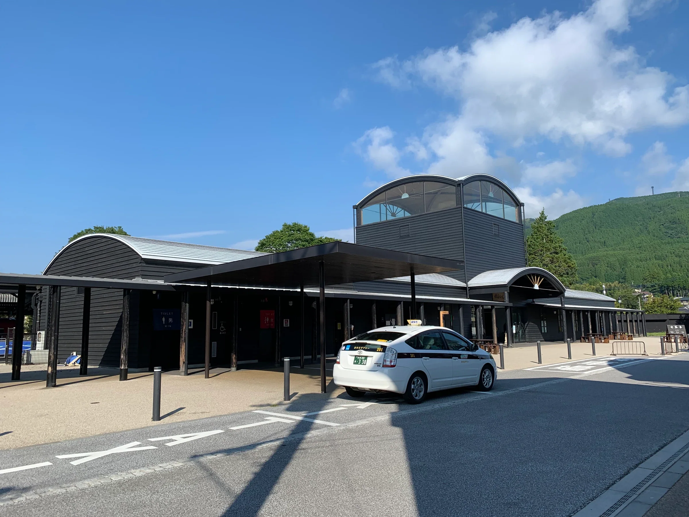 由布院站現用站舍外觀，空港巴士中心位於JR車站旁