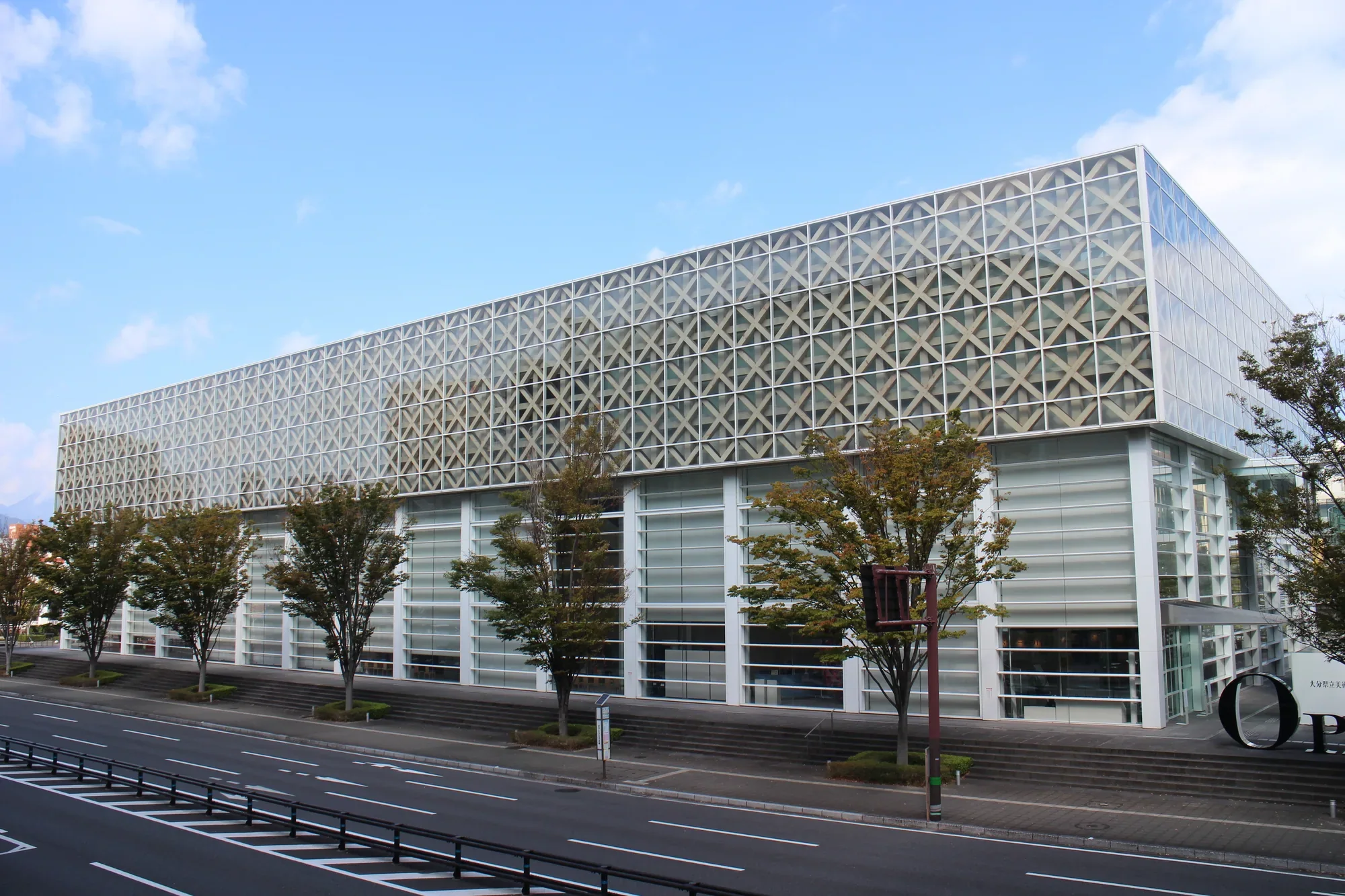 大分縣立美術館OPAM沿街的玻璃立面與交錯木構格柵