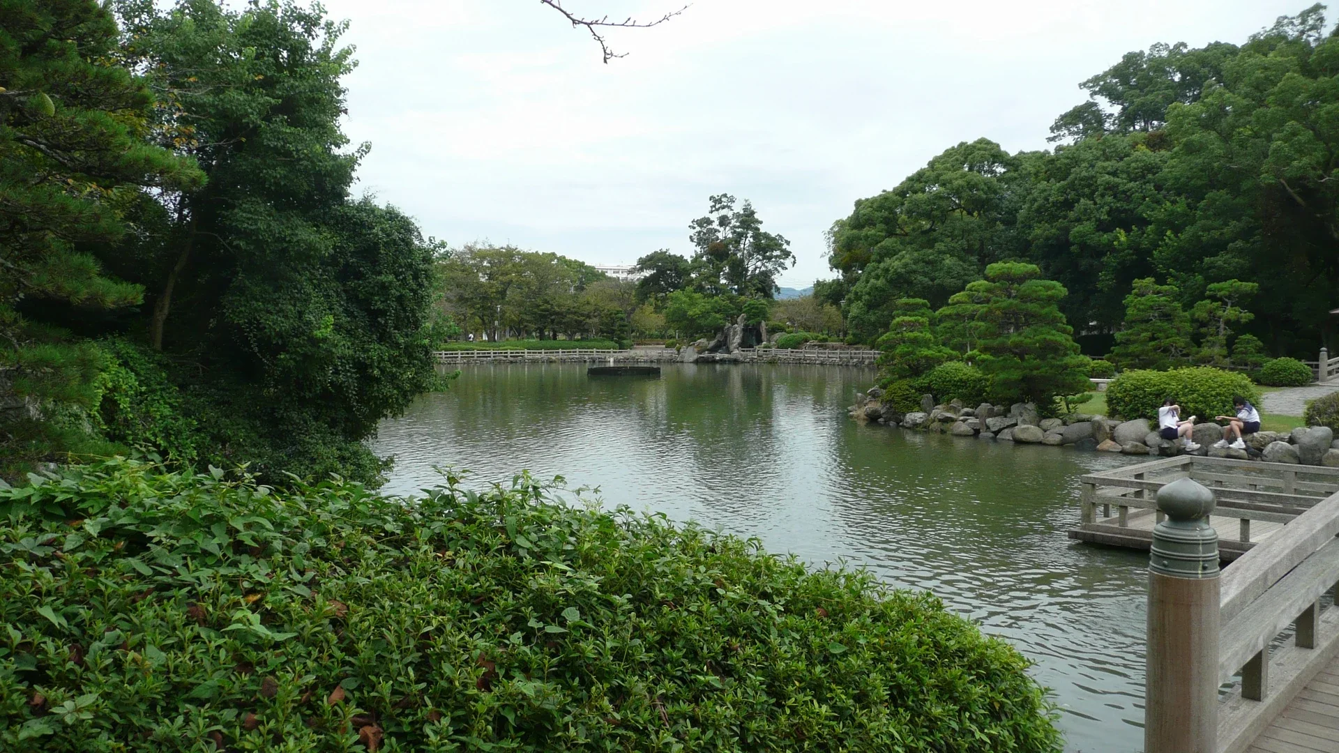 大村公園櫻田堀的池水、石岸與樹木，適合接在秋祭會場散步