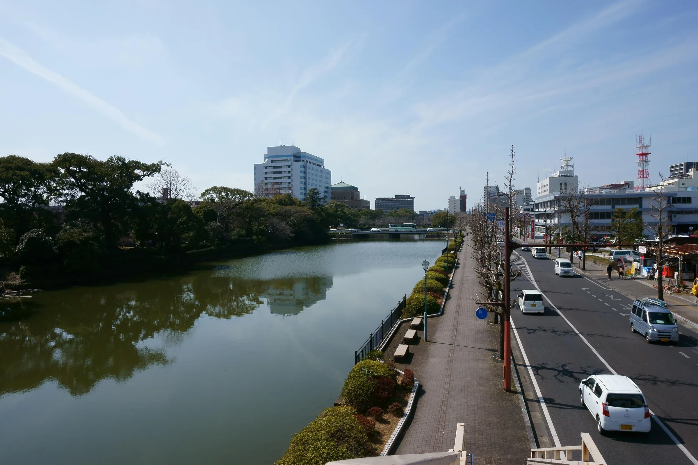 佐賀城北堀與堀邊道路，遠處可見市區建築