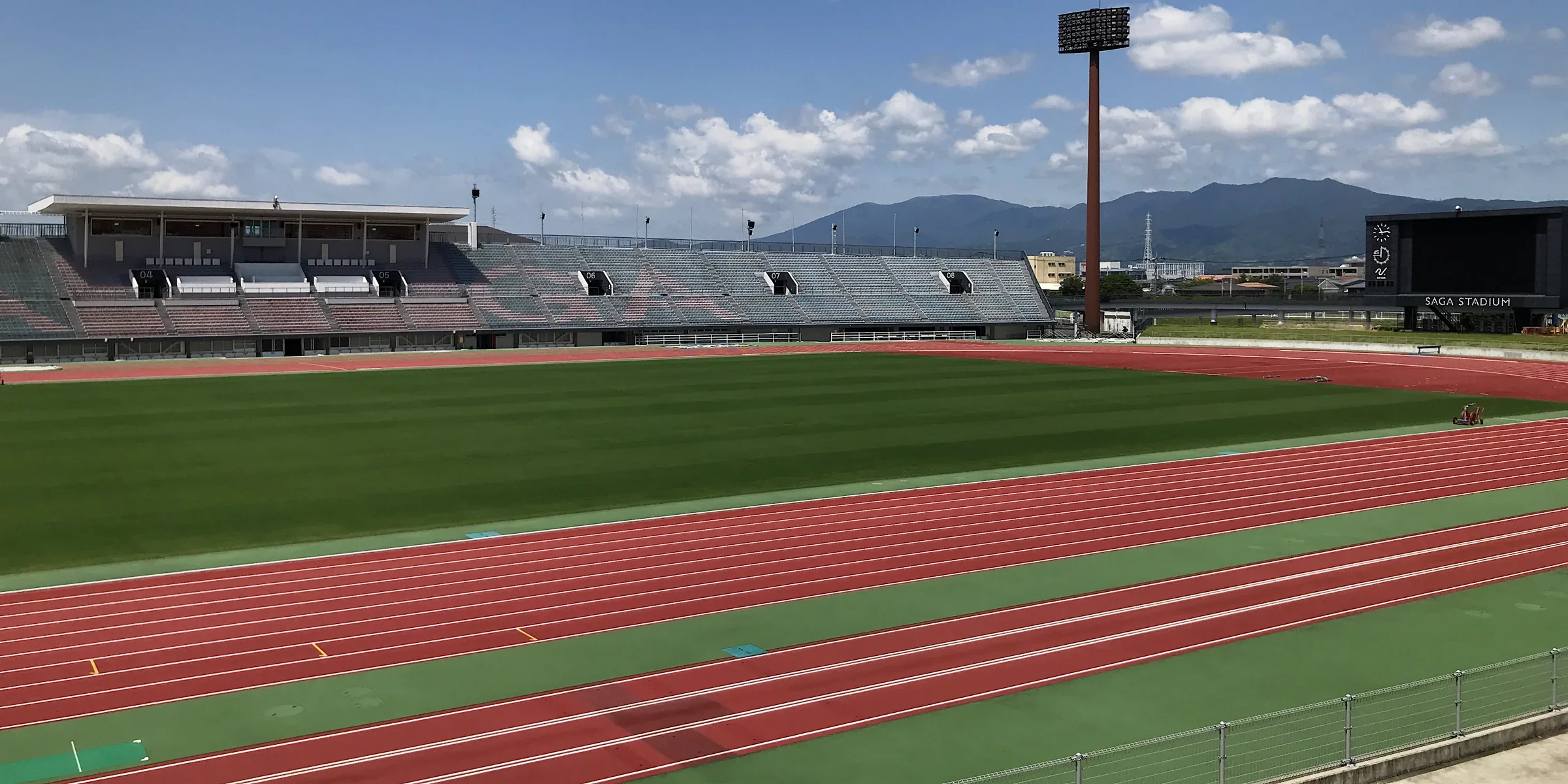佐賀櫻花馬拉松終點所在的 SAGA Stadium 跑道與看台