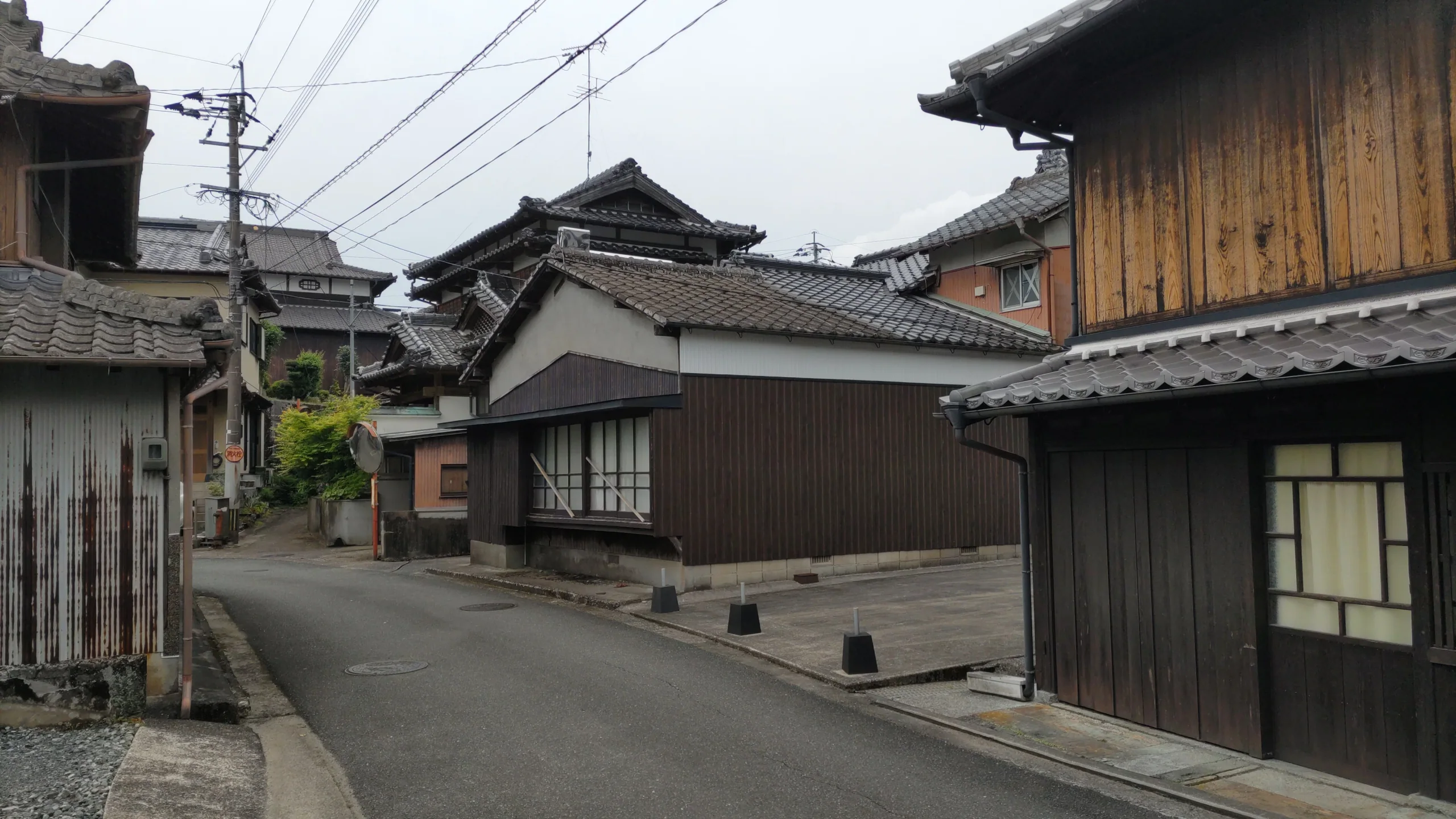 佐賀嬉野塩田津山下地區的傳統町家街景，沒有行人