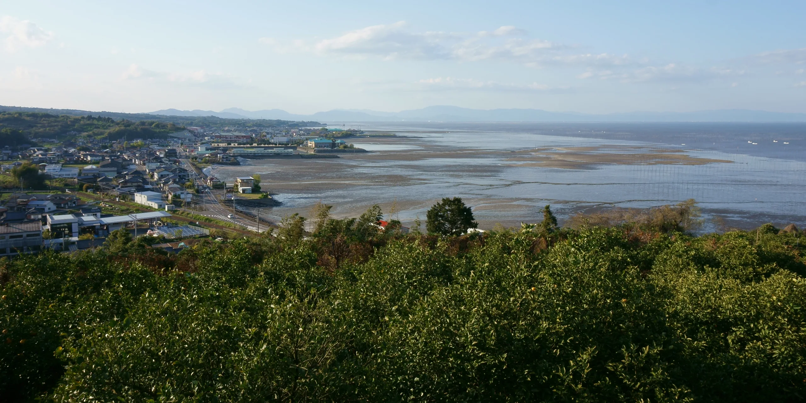 佐賀縣太良町有明海潮退後露出的泥灘與海岸聚落