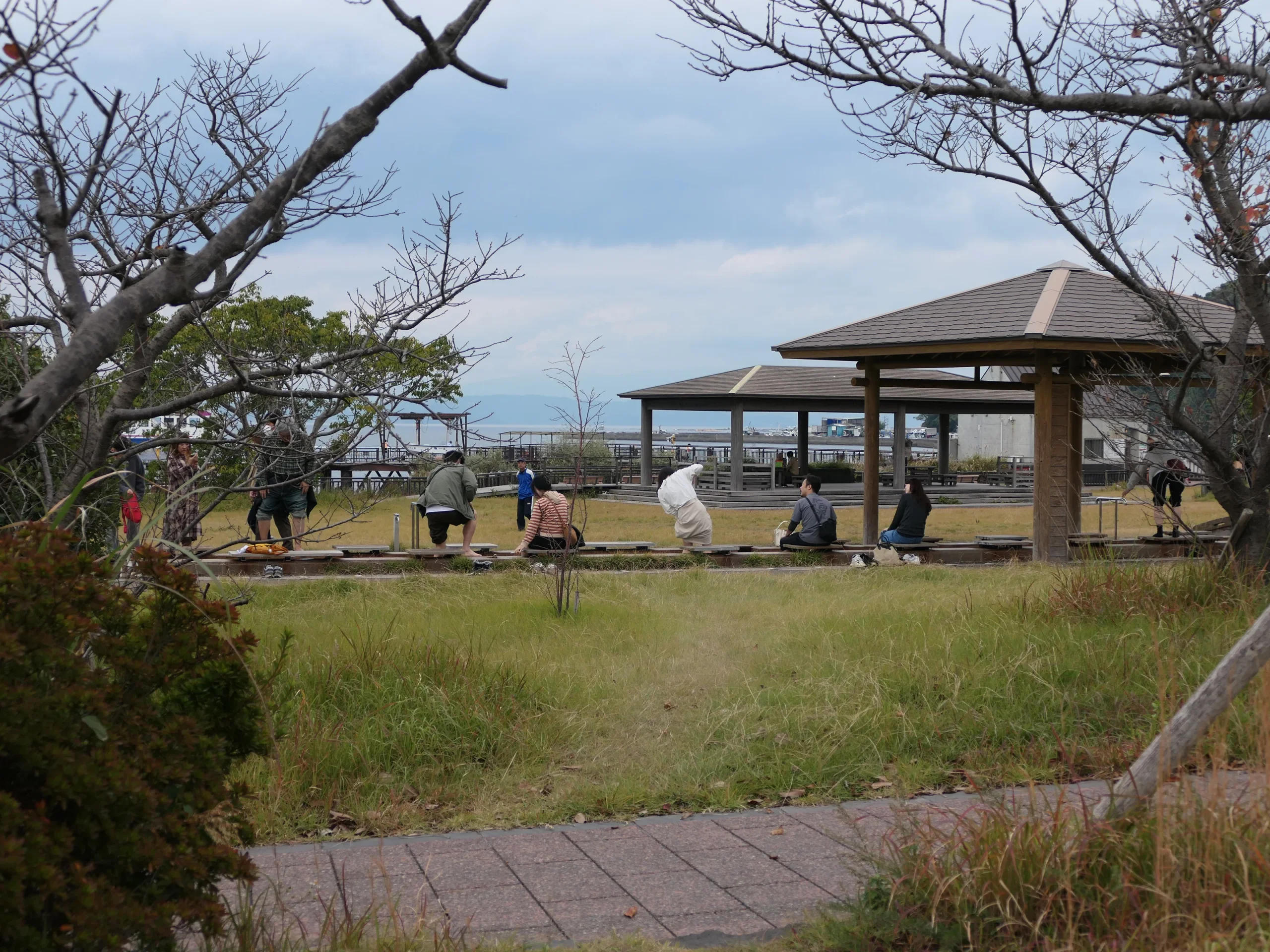 櫻島溶岩なぎさ公園足湯，遠望錦江灣與櫻島
