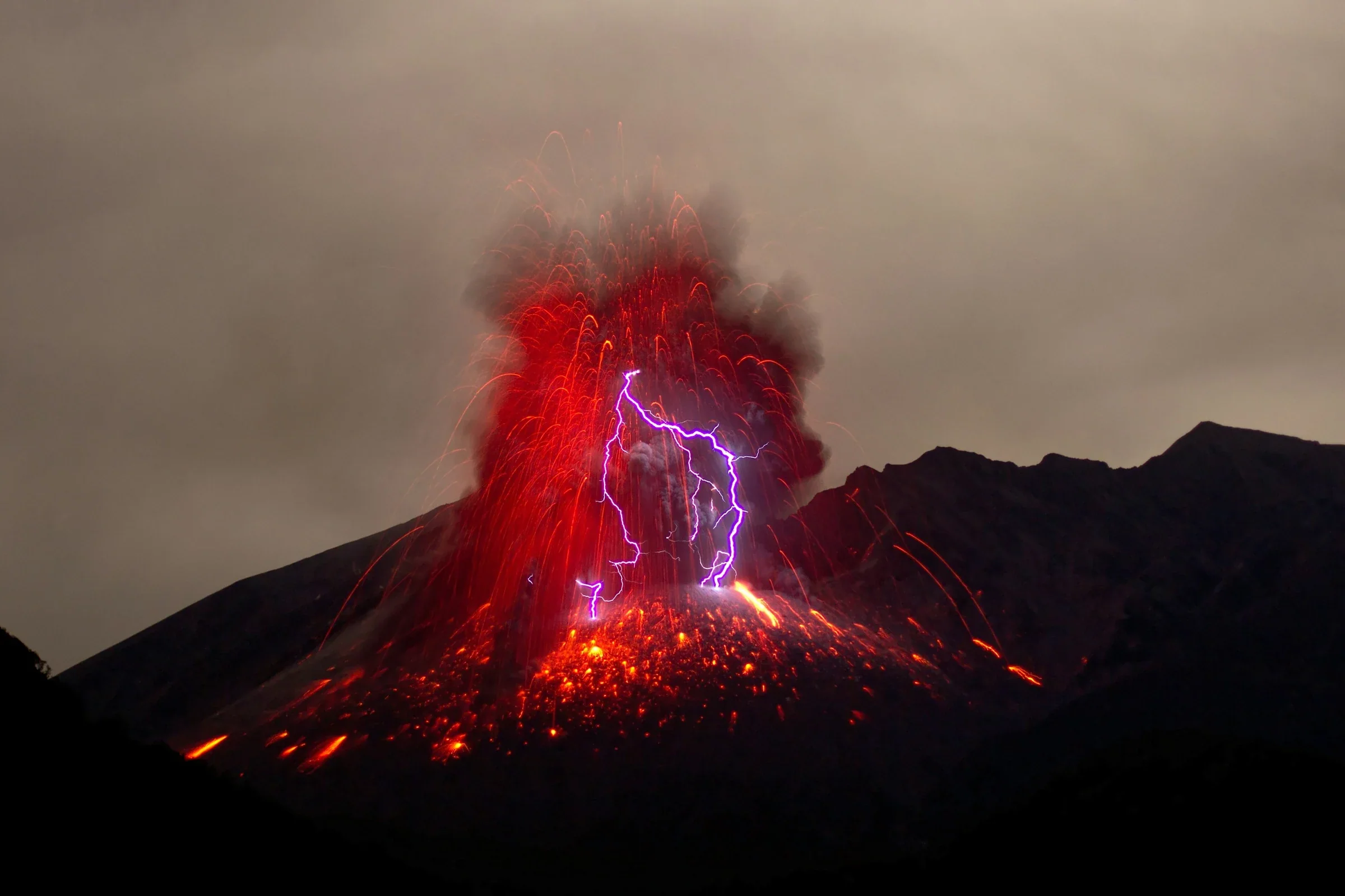 2013年拍攝的櫻島夜間噴發及火山閃電