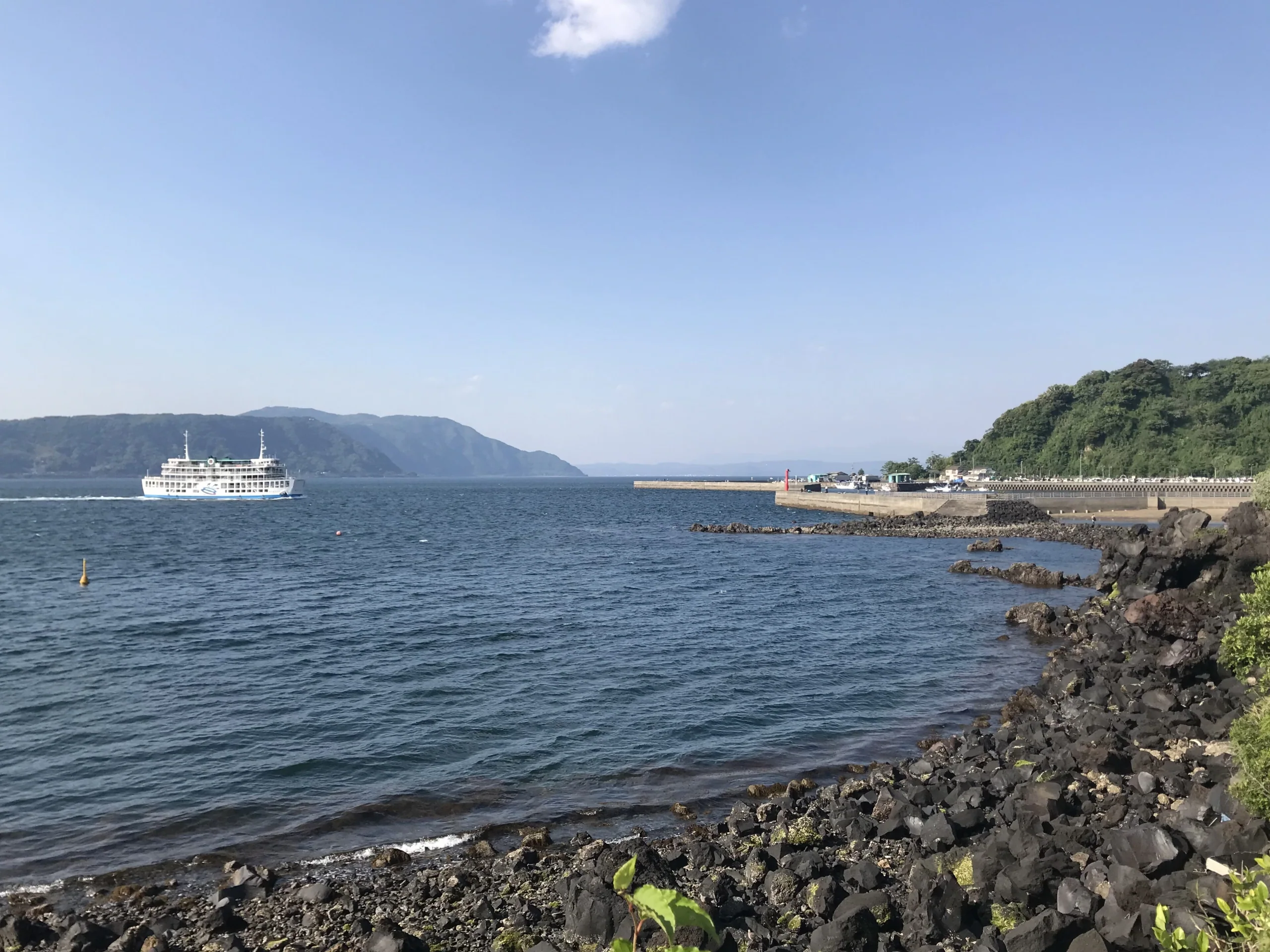 櫻島渡輪航行於錦江灣，櫻島港位於岸邊