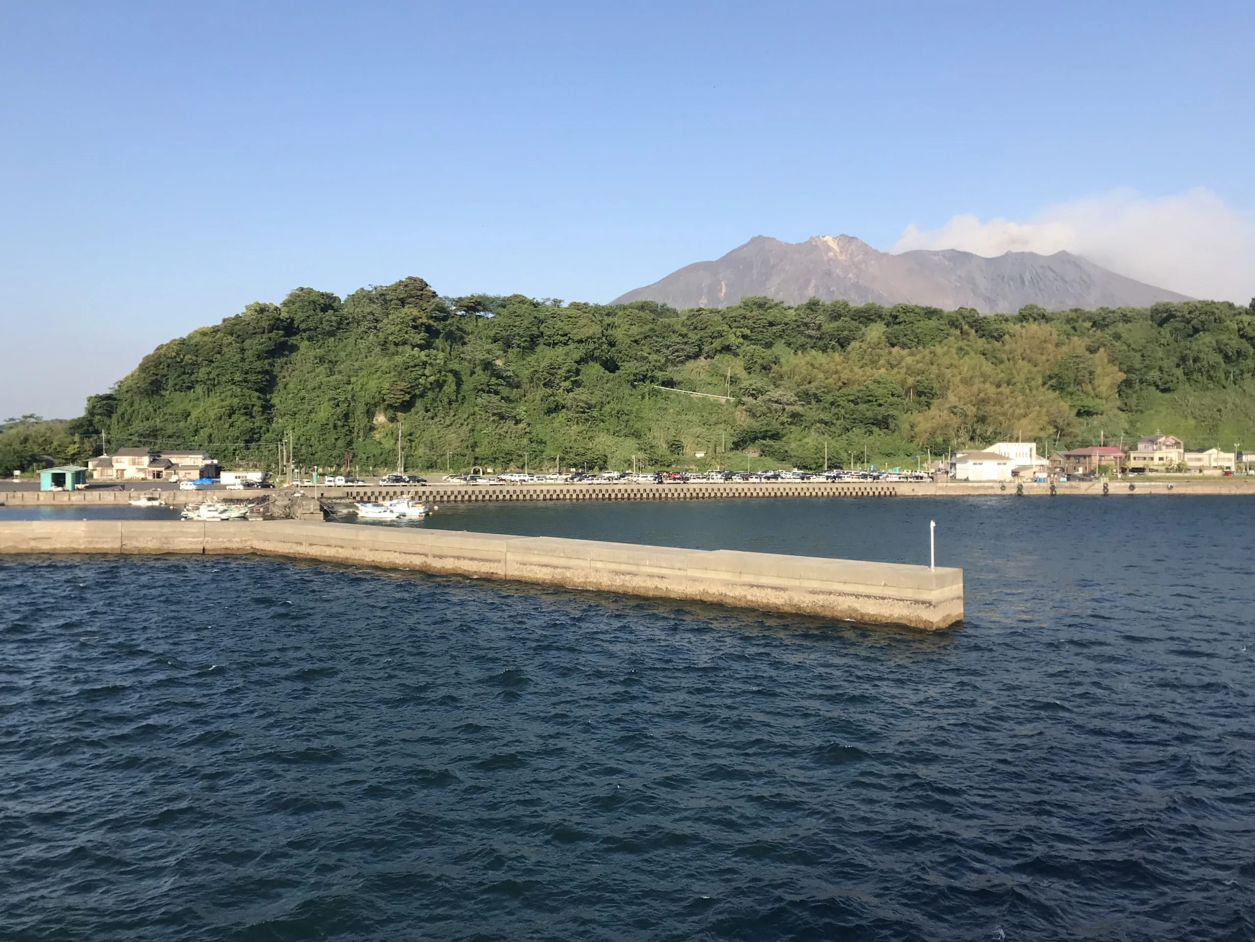 從櫻島渡輪上望見櫻島火山與島岸