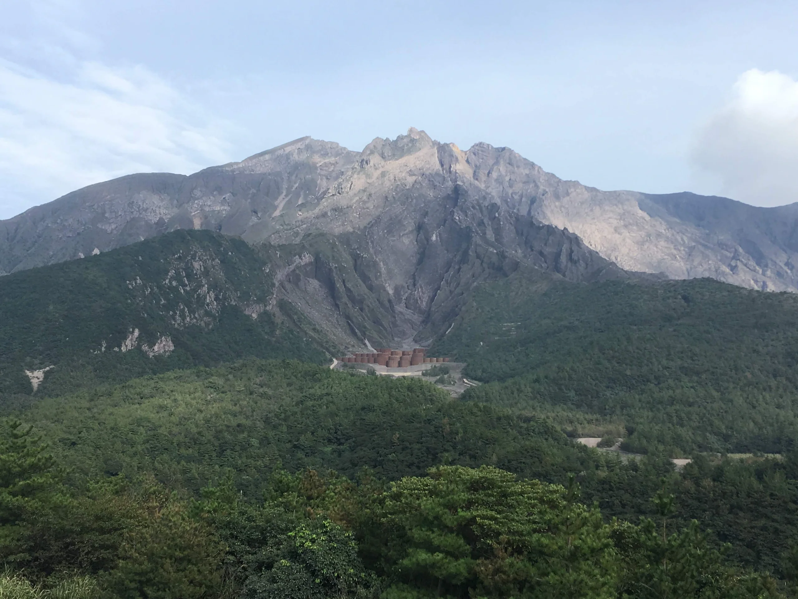 櫻島火山從湯之平展望所方向望見的山體與森林