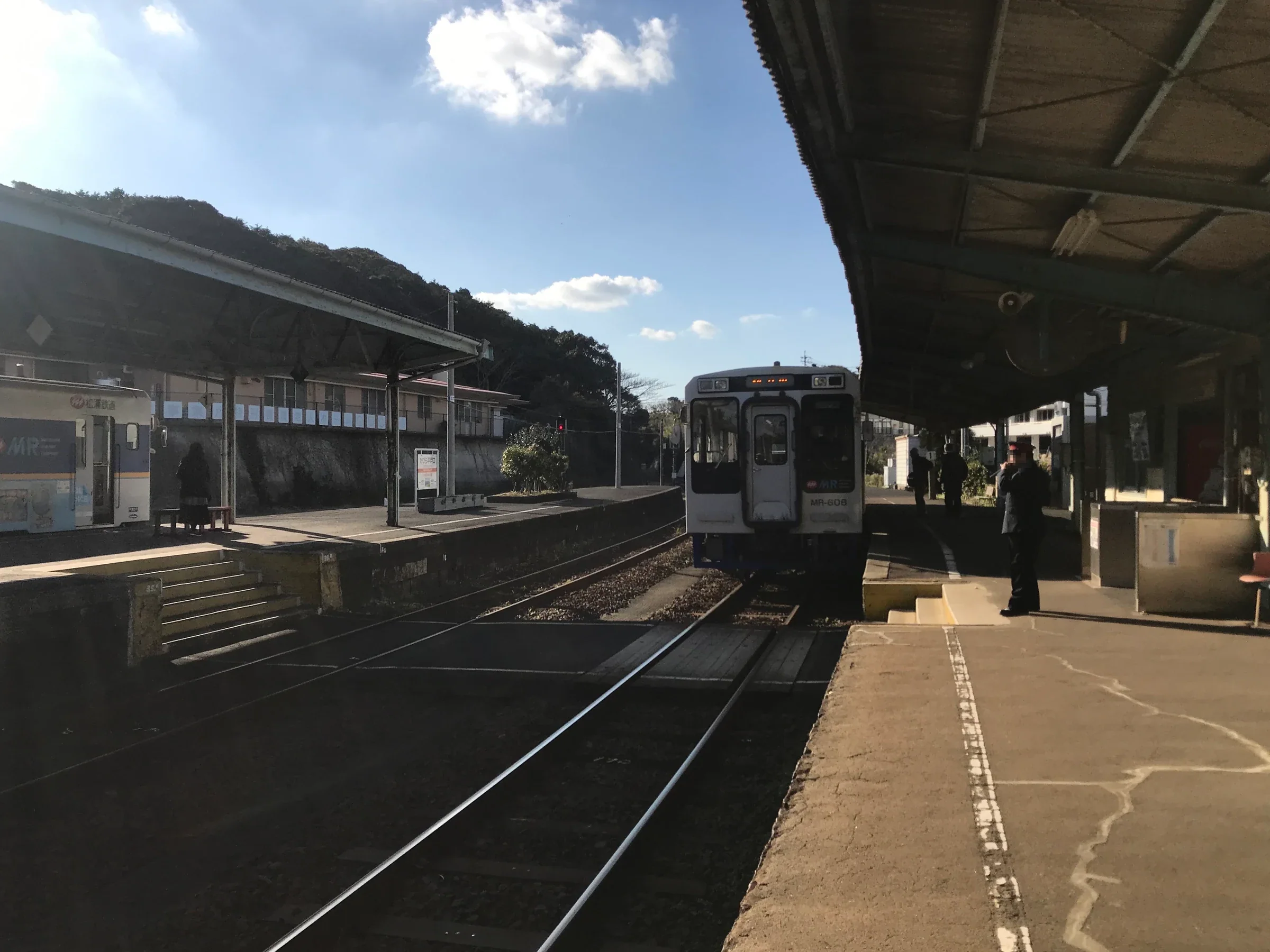 田平平戶口站月台上的松浦鐵道列車