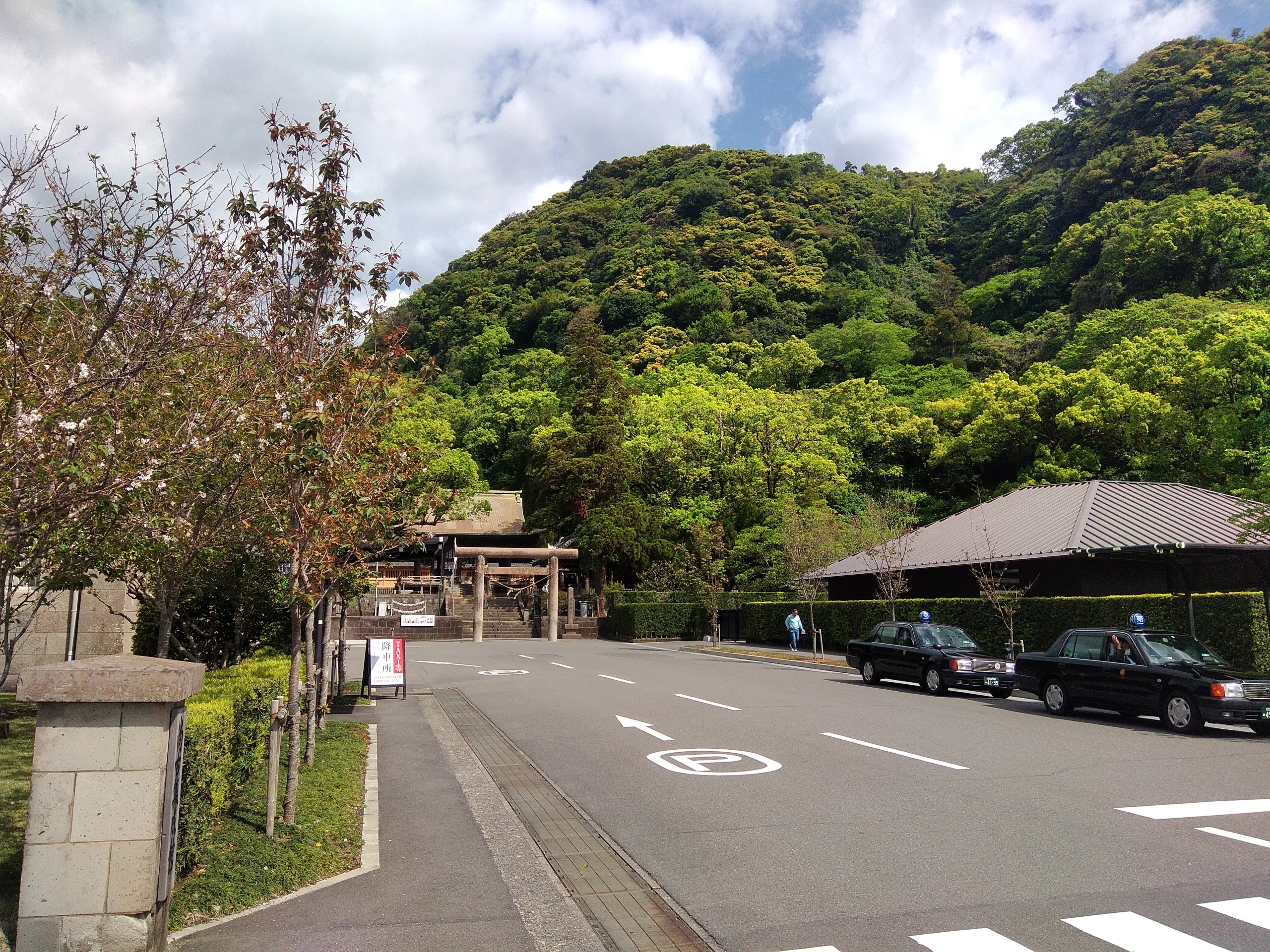仙巖園入口周邊道路、建築與落客停車動線
