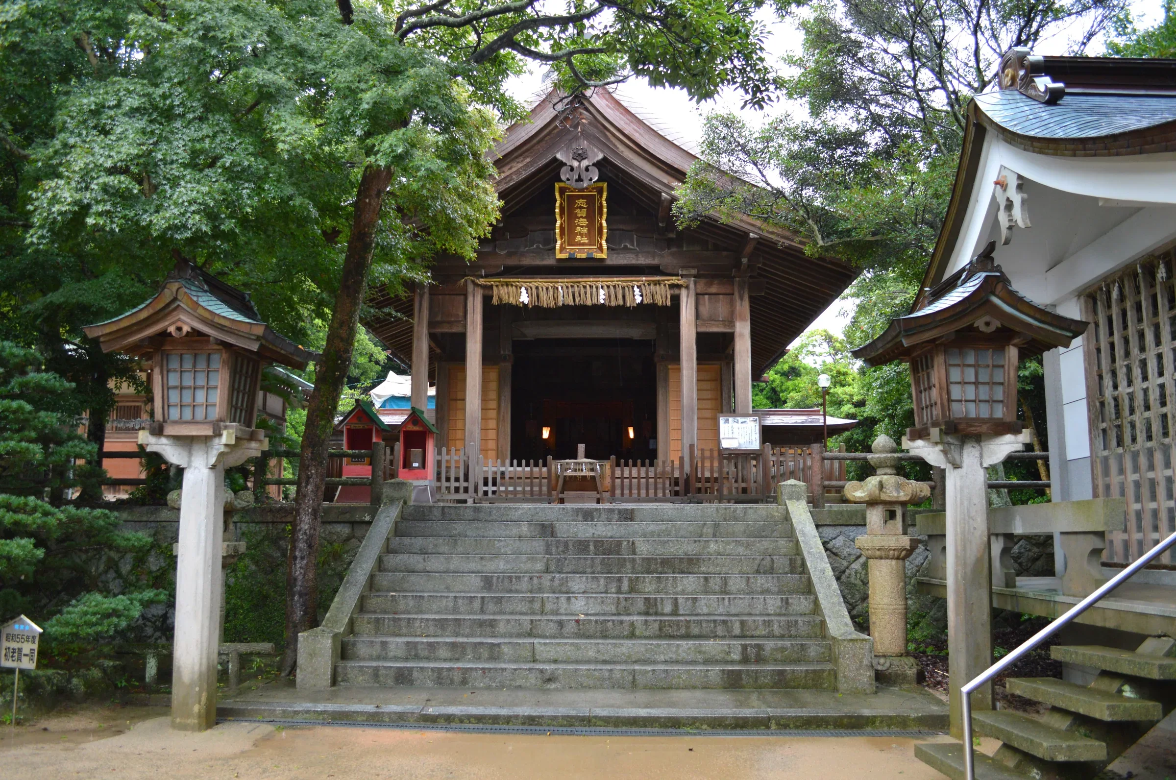 志賀海神社拜殿前的參道與階梯