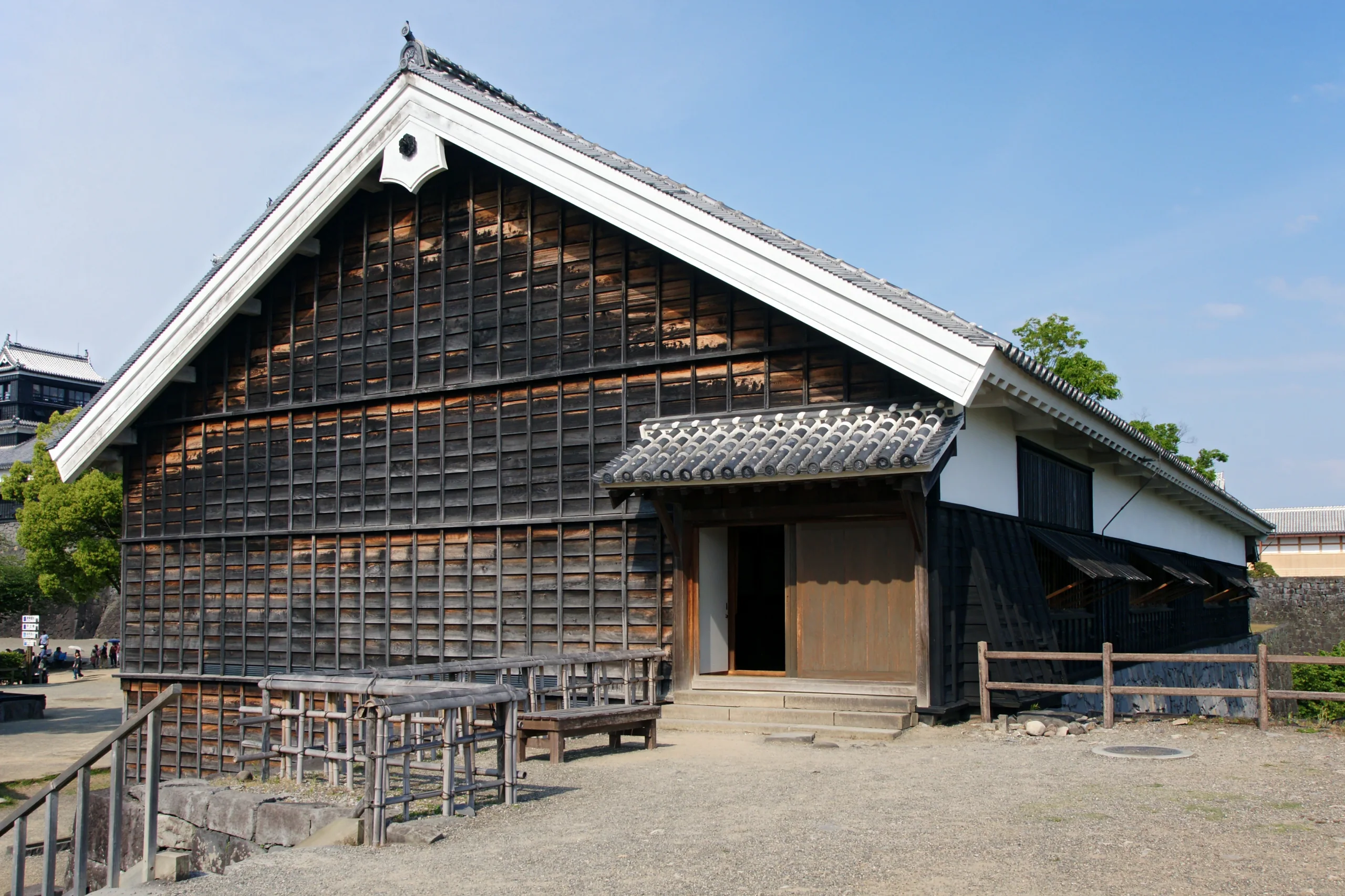 熊本城木造櫓與城郭建築，畫面主體是建築而非遠處遊客