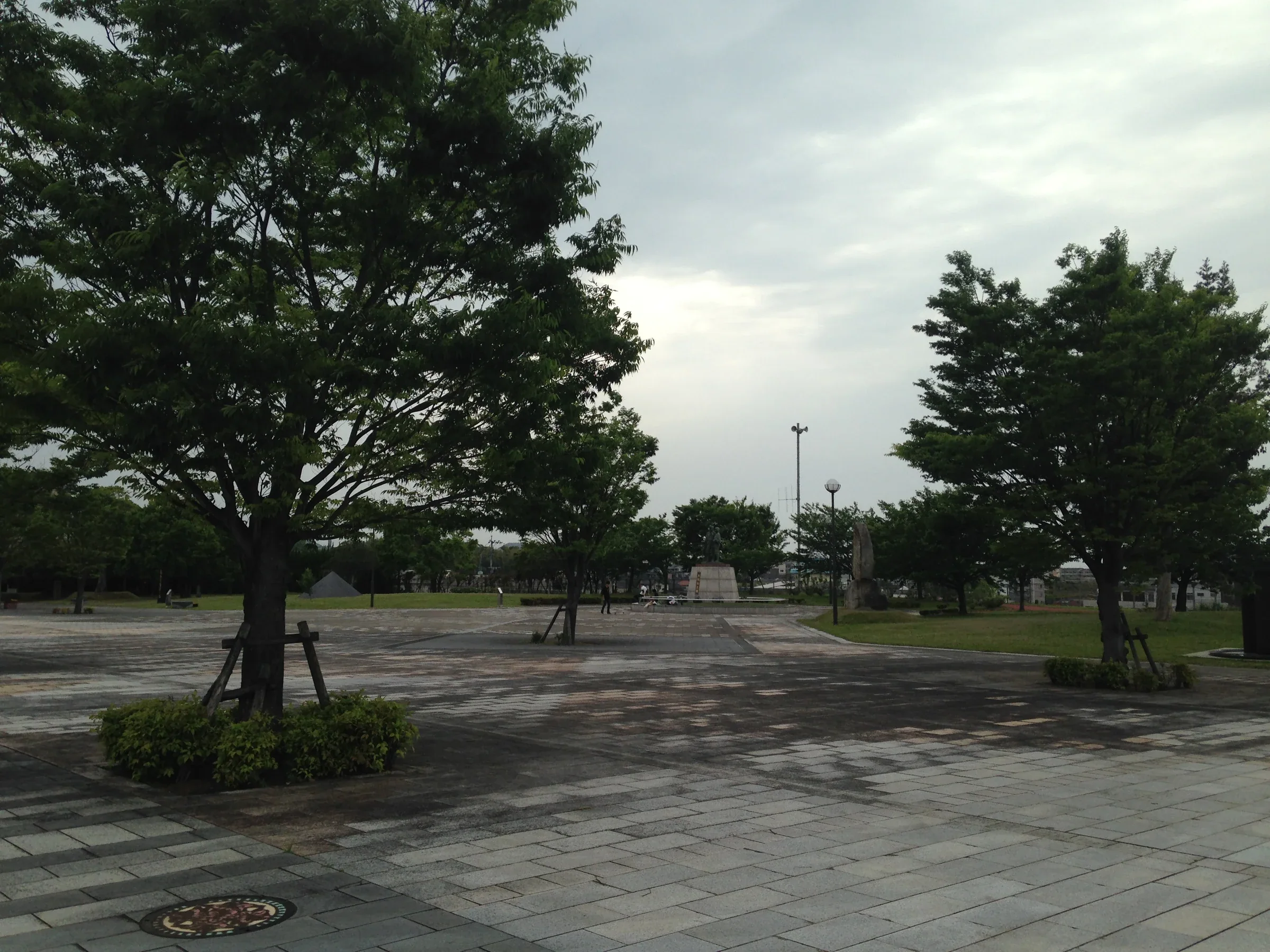 田川石炭・歷史博物館前的石炭記念公園廣場；照片呈現平日場地，不是祭典人潮