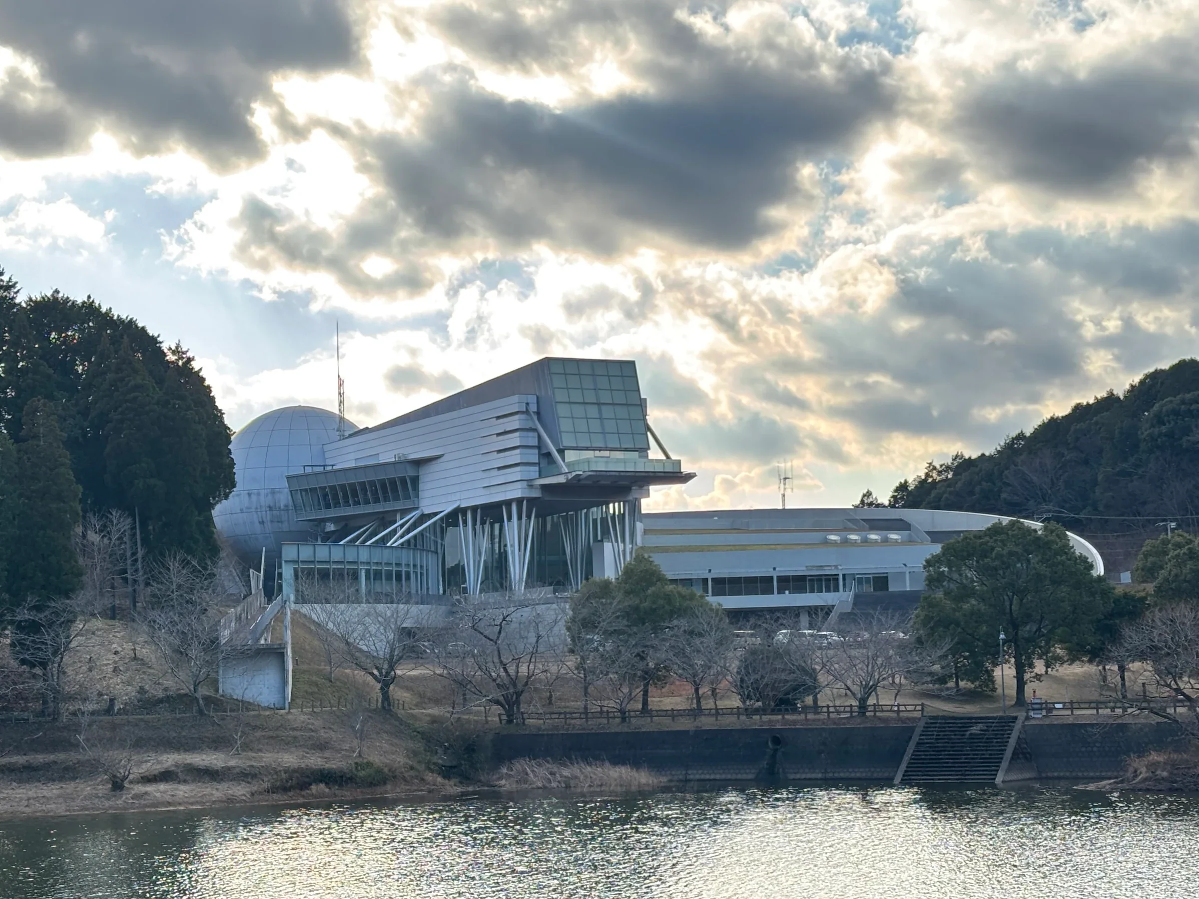 佐賀縣立宇宙科學館ゆめぎんが外觀與池之內湖