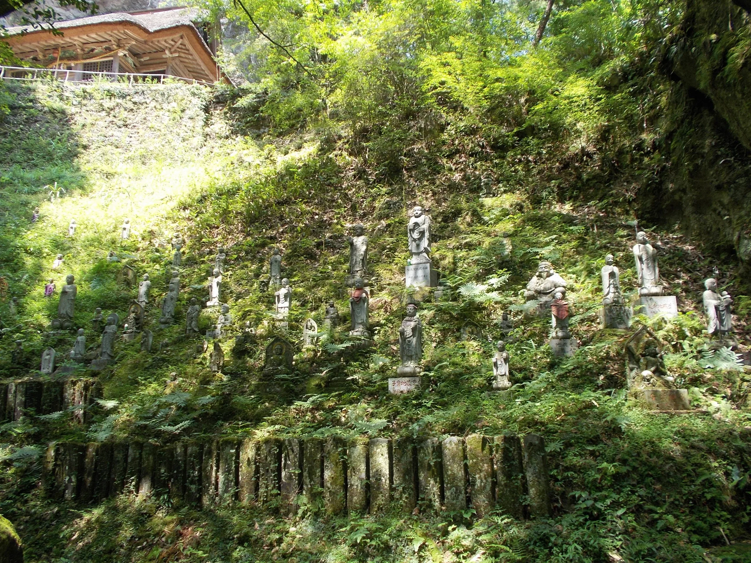 東峰村岩屋神社山坡上的五百羅漢像，周圍是林木與石垣