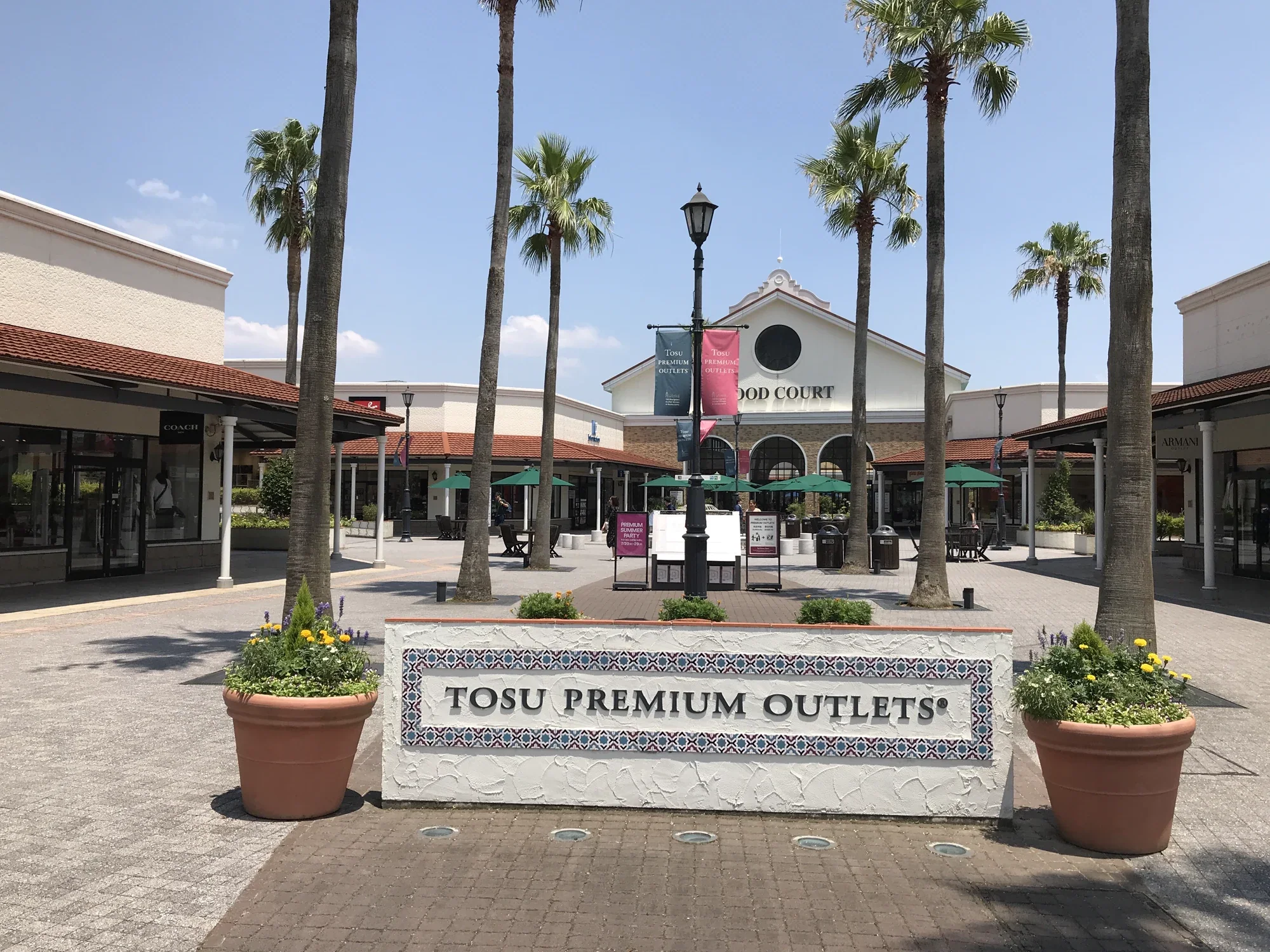 鳥栖 Premium Outlets 中央戶外廣場，中央設有商場標誌石牌