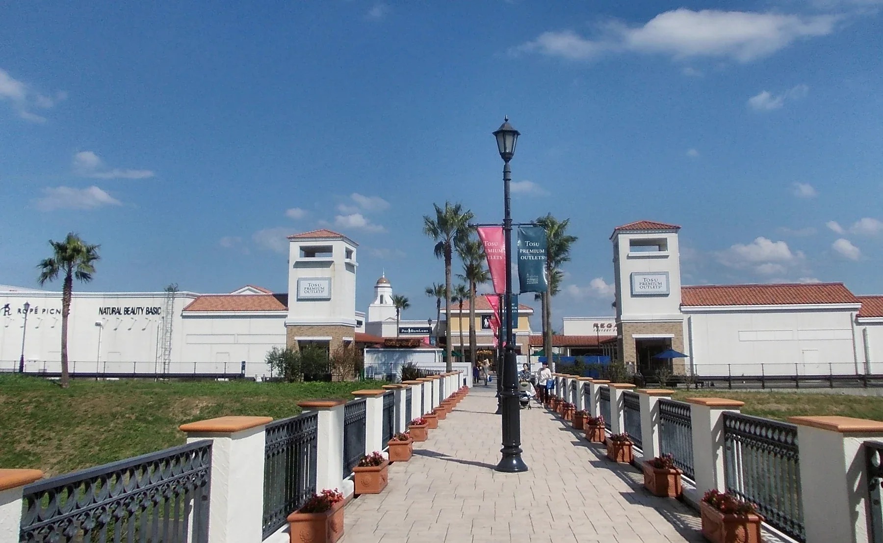 鳥栖 Premium Outlets 入口前的戶外步道與棕櫚樹