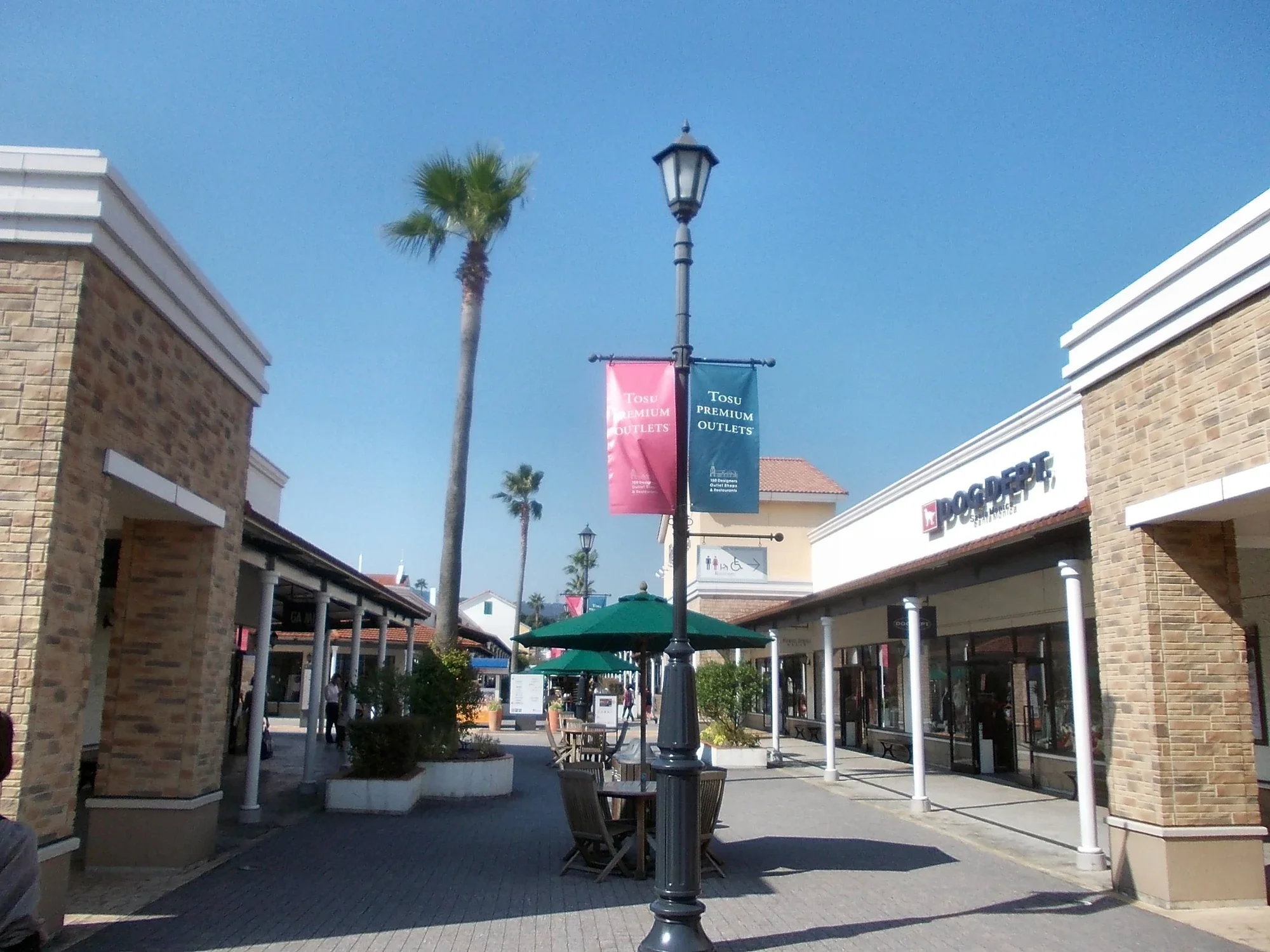 鳥栖 Premium Outlets 店舖間的磚路步道，拱廊與遮陽座位沿街排列