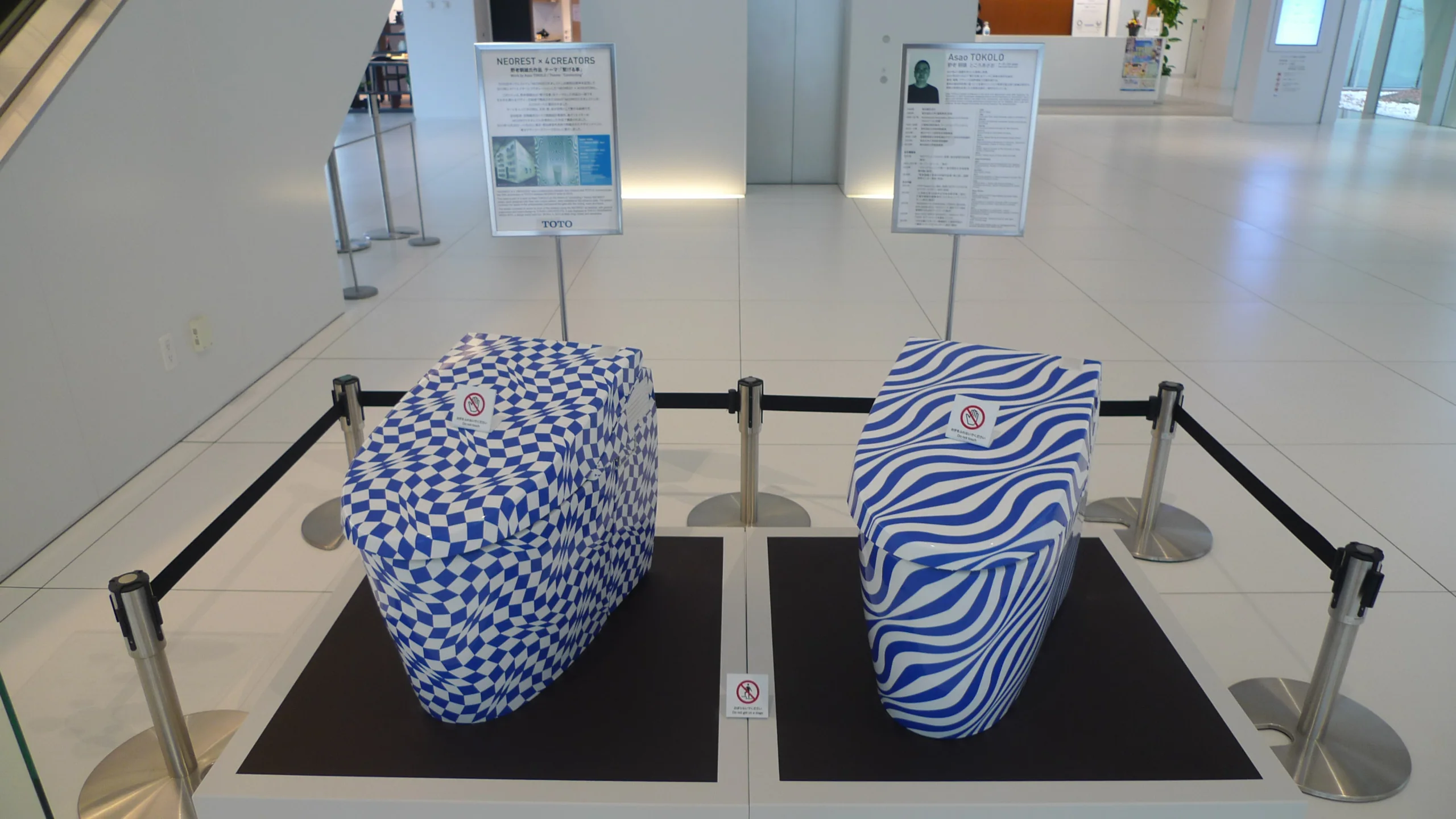 TOTO Museum 展出的藍白圖樣衛浴作品與設計說明牌