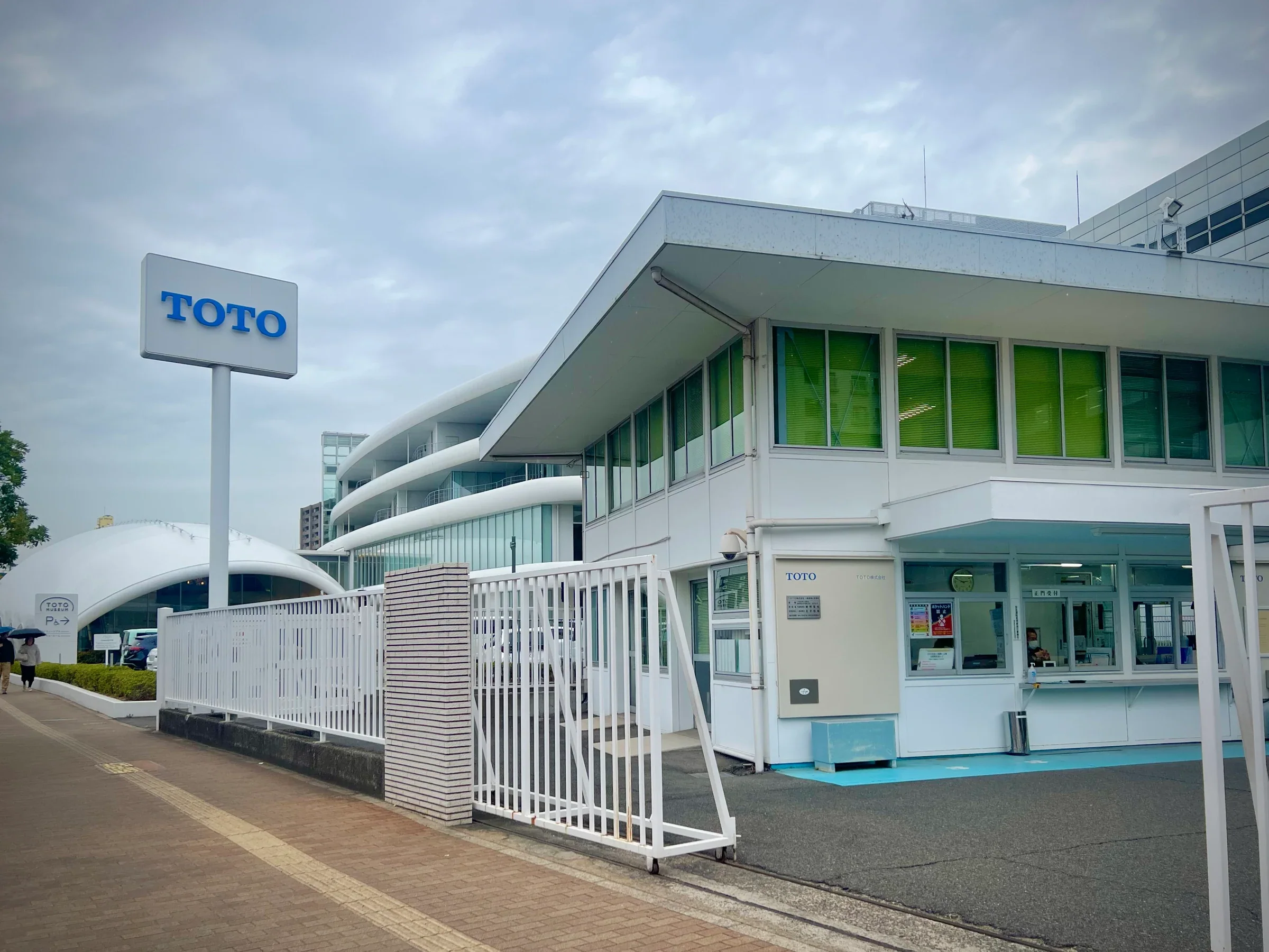 2026年2月從道路旁拍攝的TOTO Museum與鄰近辦公建築，非parallel tunes展場