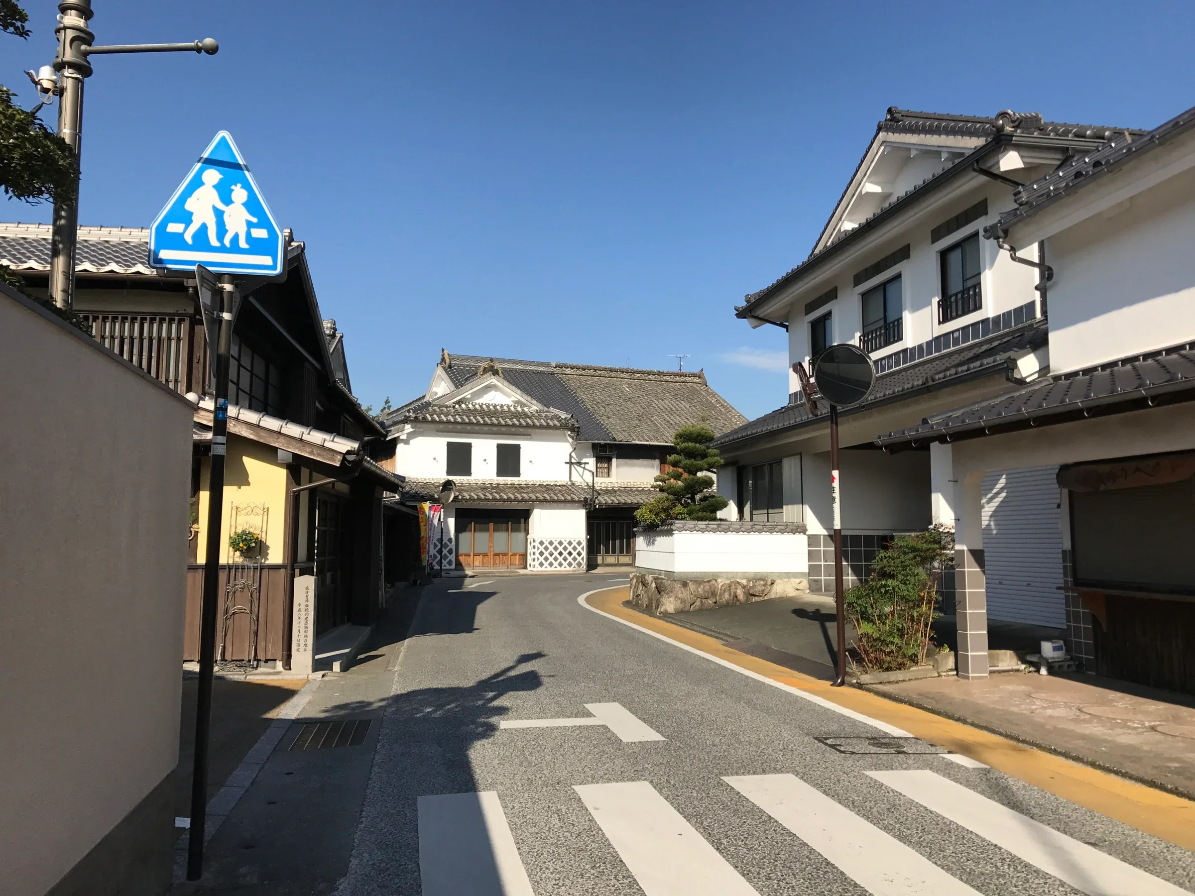 筑後吉井白壁通上的白壁建築與街口