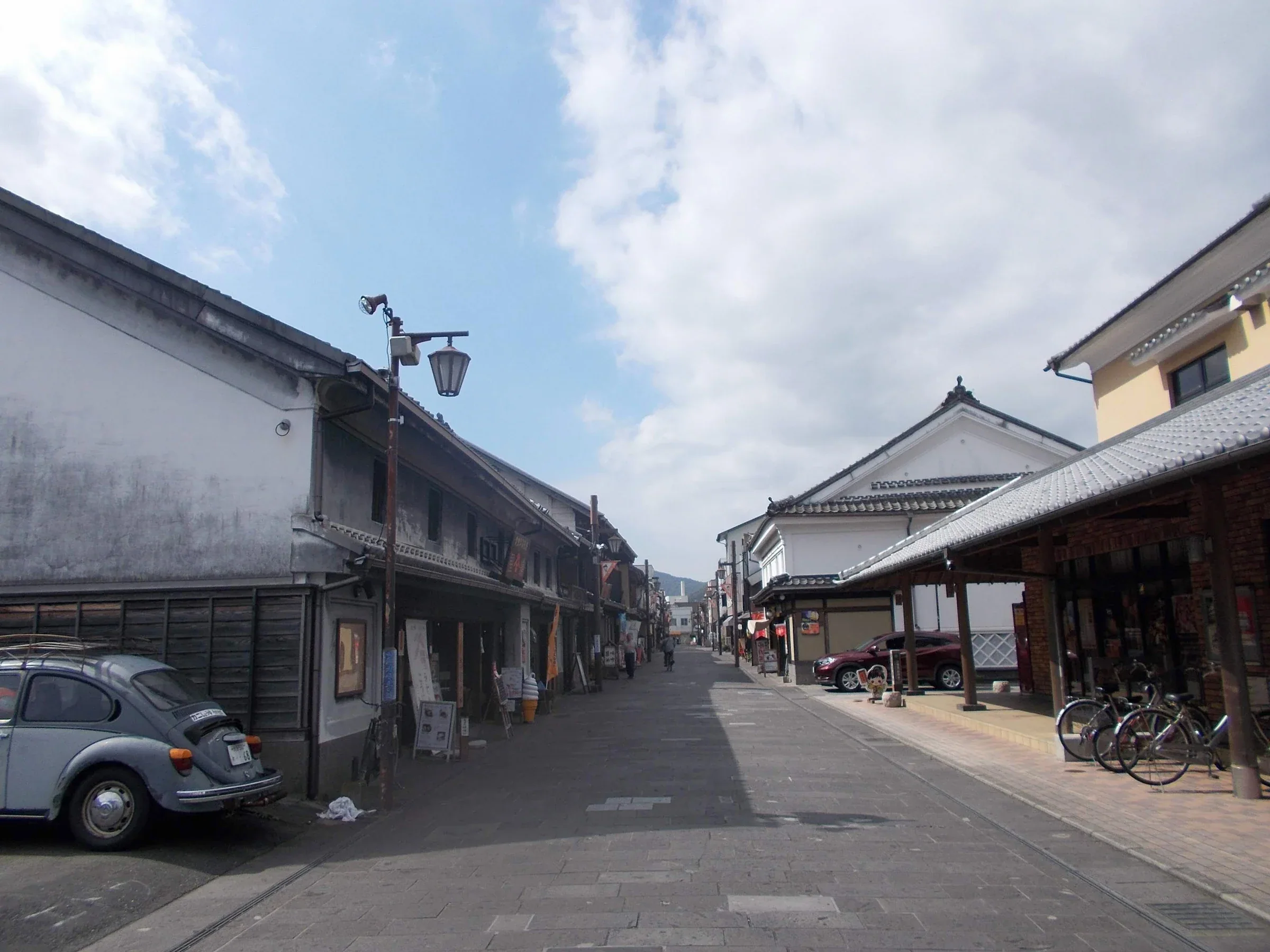 臼杵八町大路的白天街景，兩旁是老店屋與石板路
