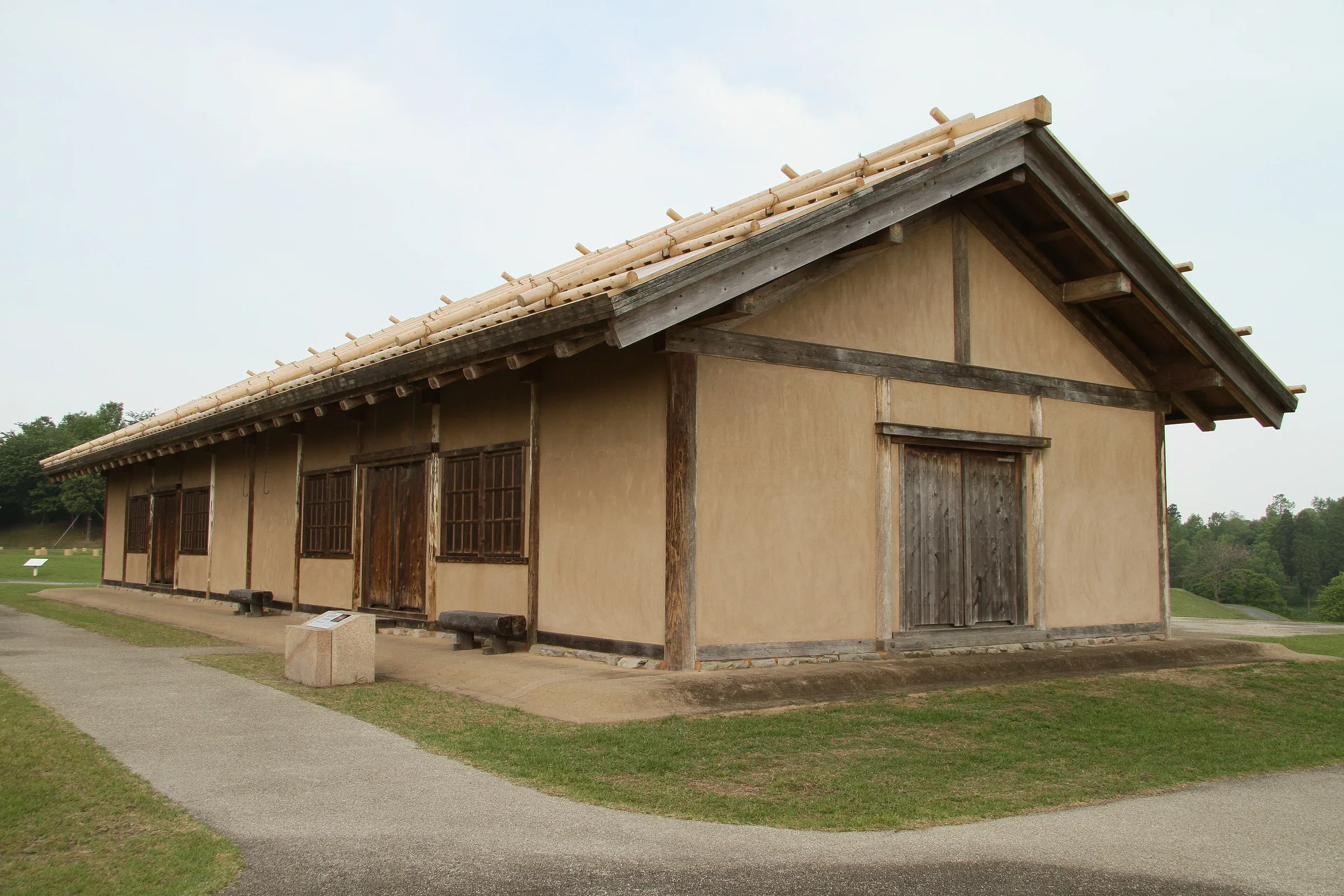 鞠智城復原兵舍外觀