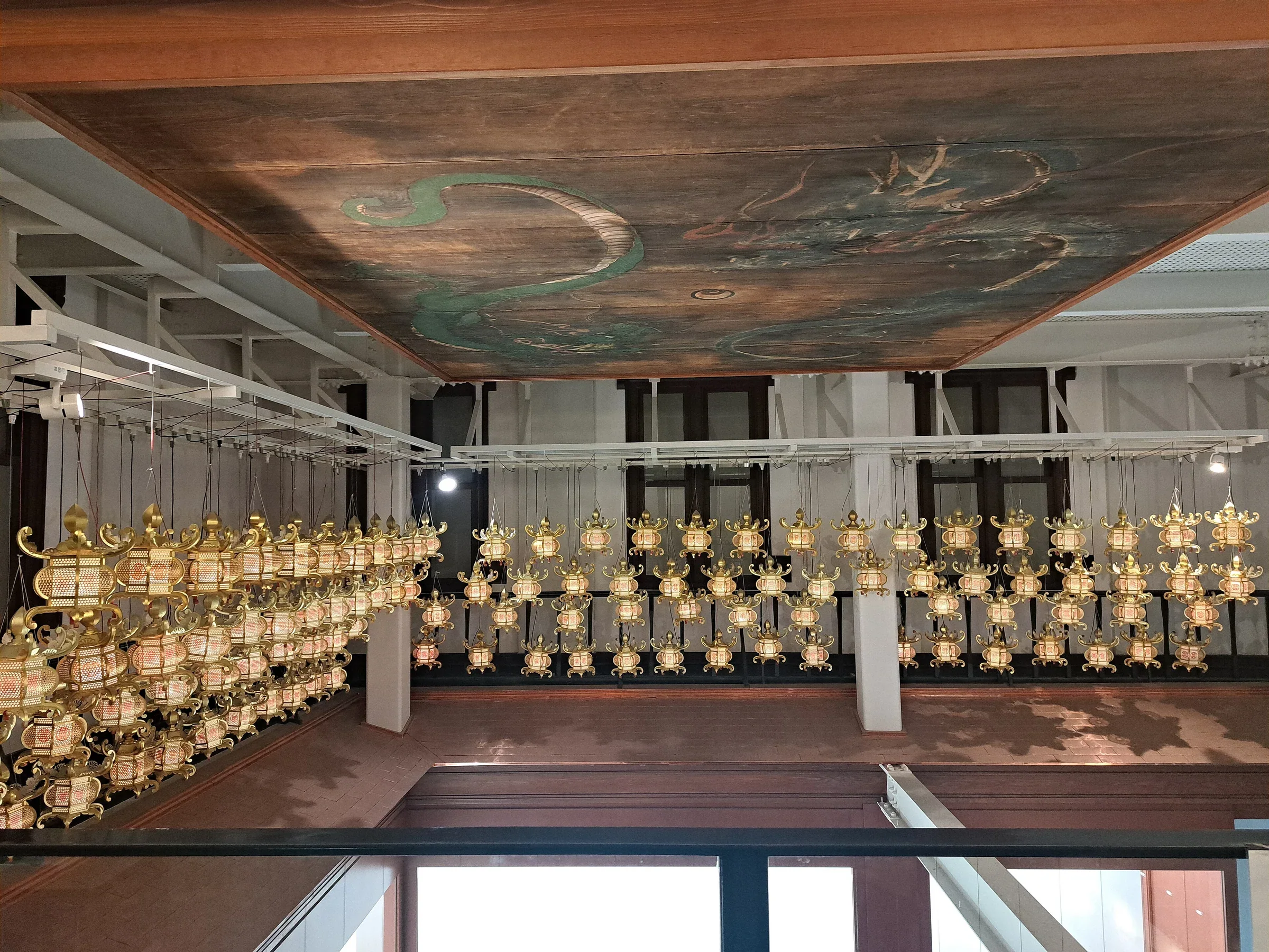 山鹿燈籠民藝館室內展示的紙燈籠