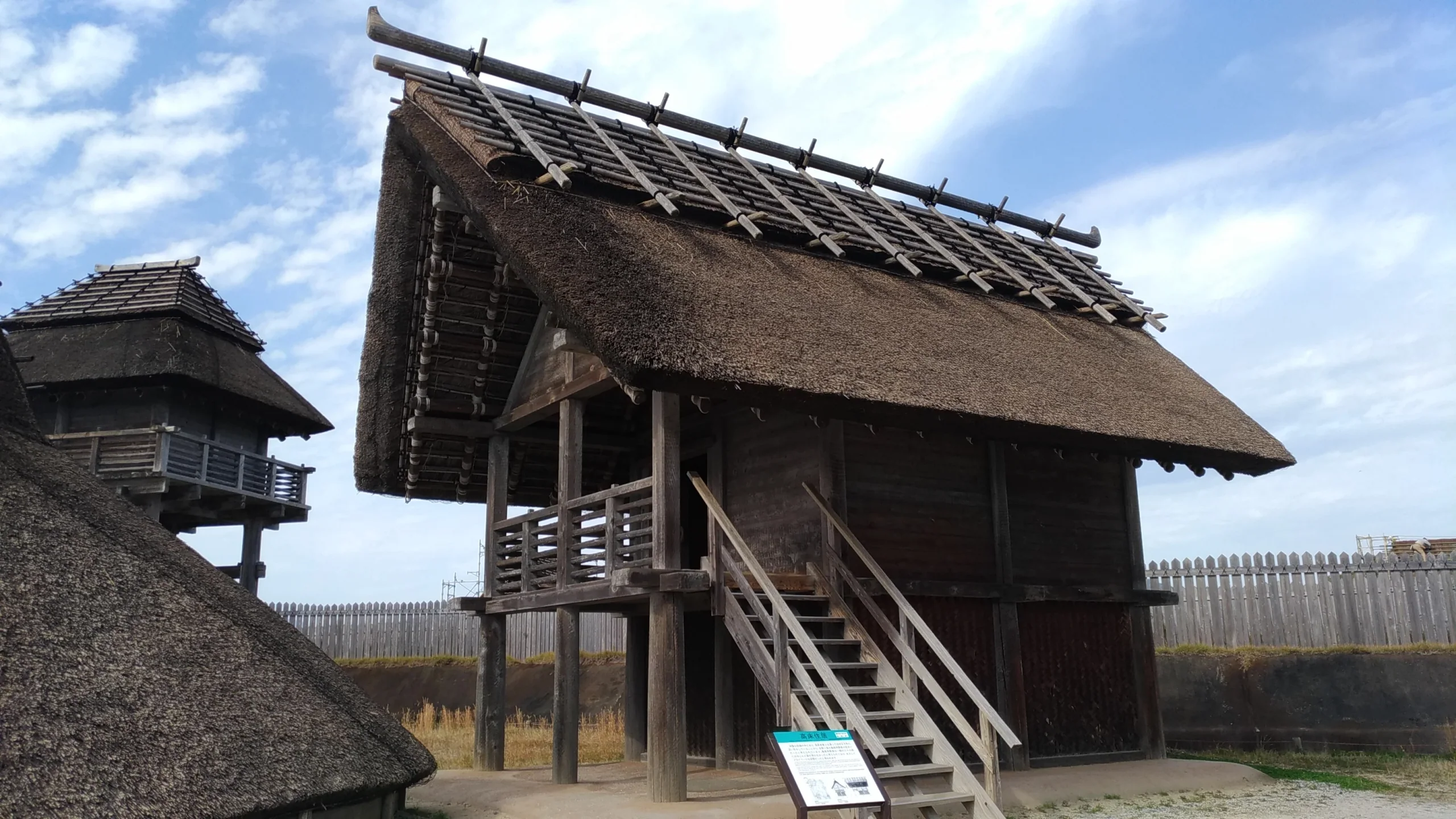 吉野ヶ里歷史公園內復原的高床式住居與周邊木柵