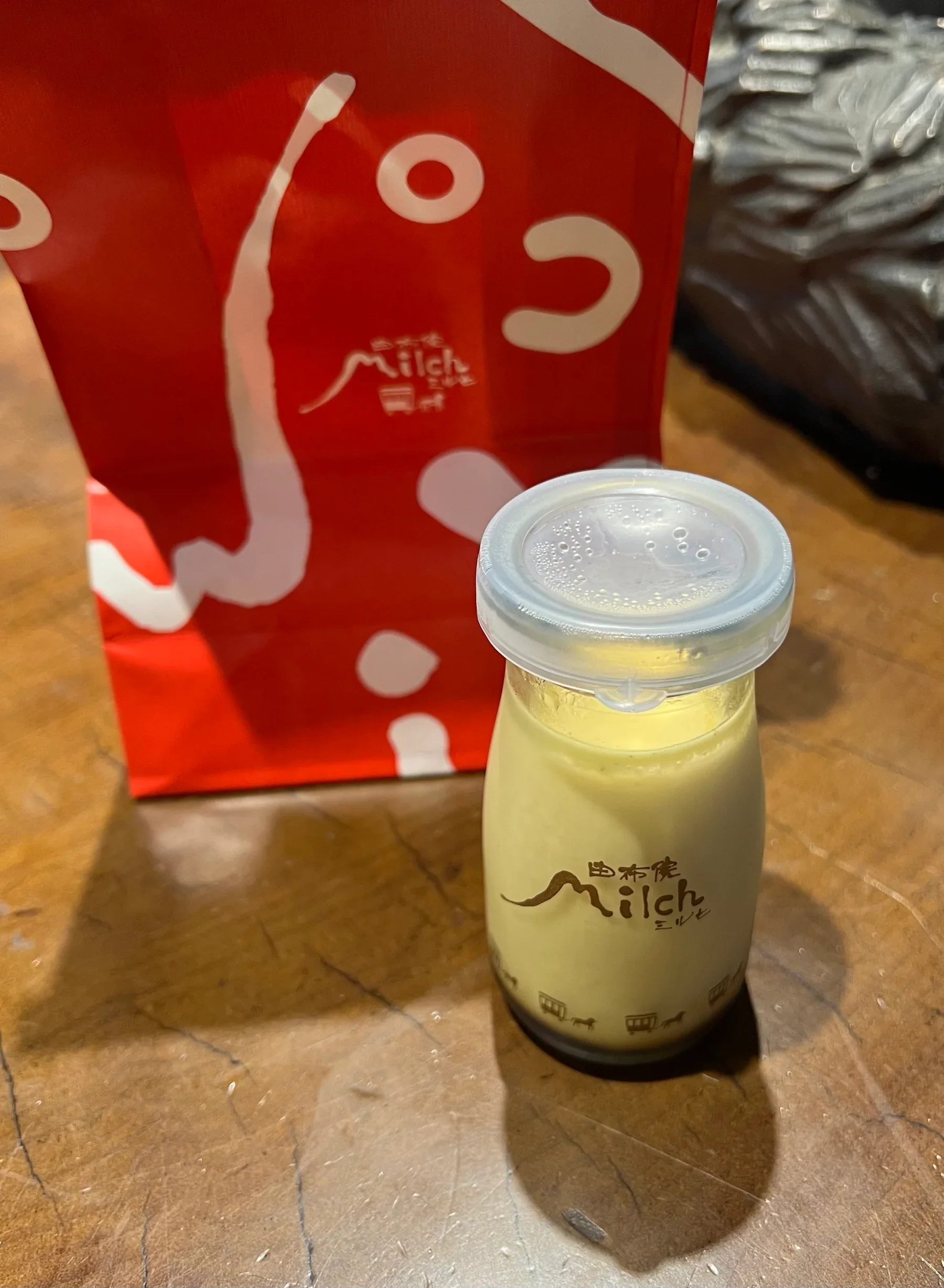 由布院Milch布丁，透明杯內是分層的牛奶布丁與焦糖醬