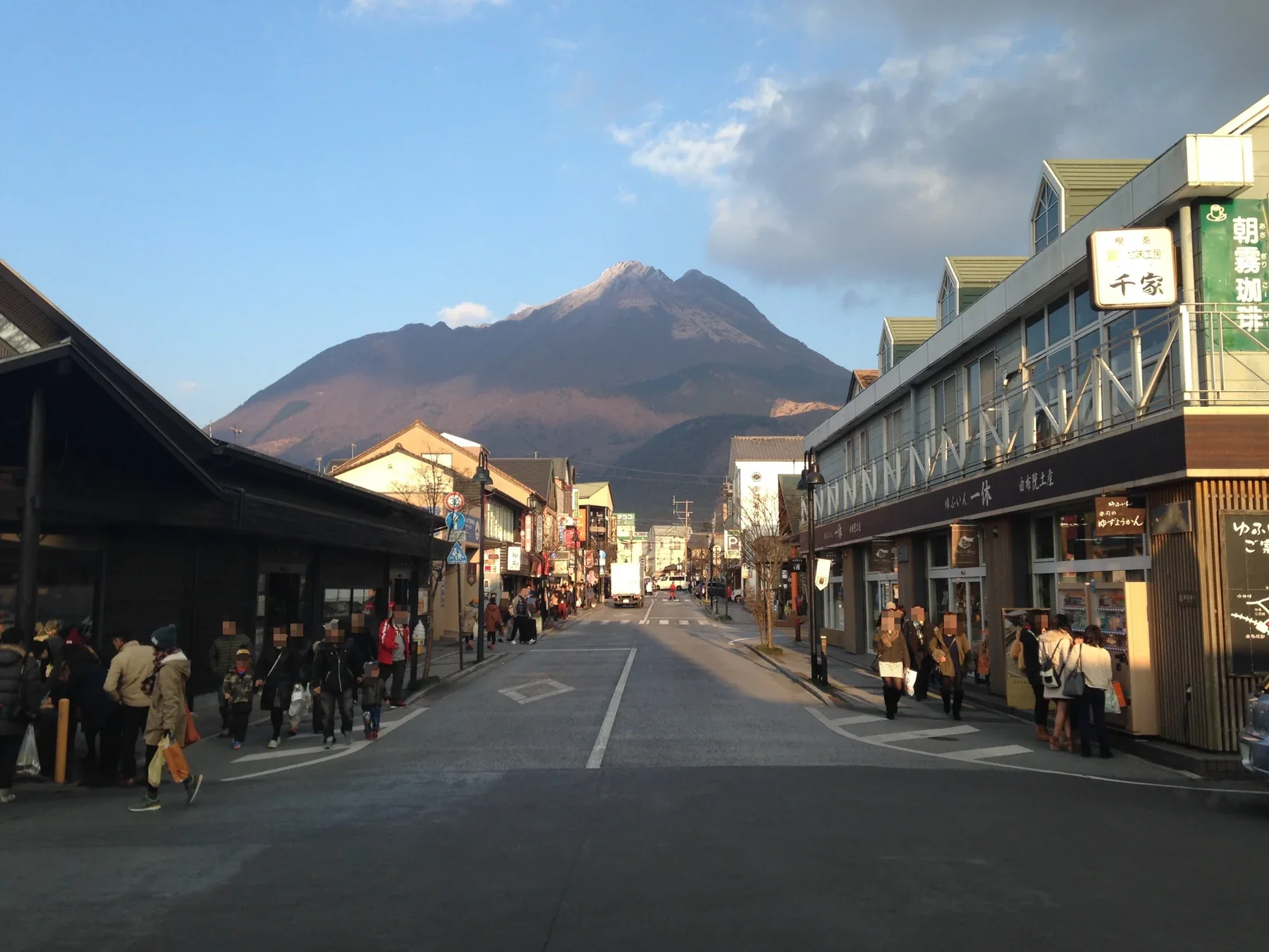 由布院站前道路與由布岳景色，巴士中心位於站前步行範圍