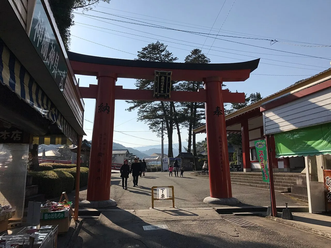祐德稻荷神社的朱紅鳥居與參道，白天拍攝的場地照片