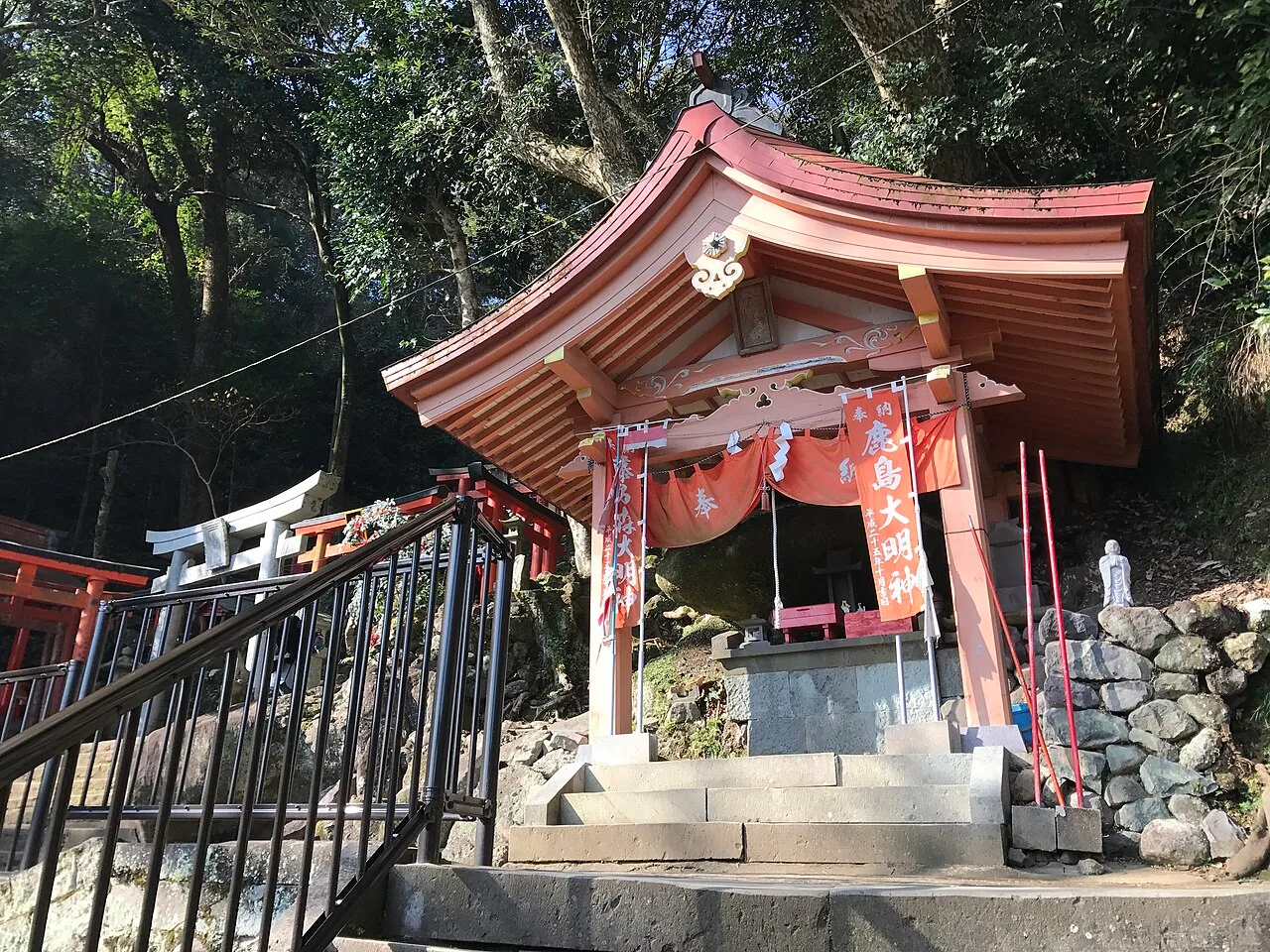 祐德稻荷神社境內的小型社殿與林間空間，日間拍攝