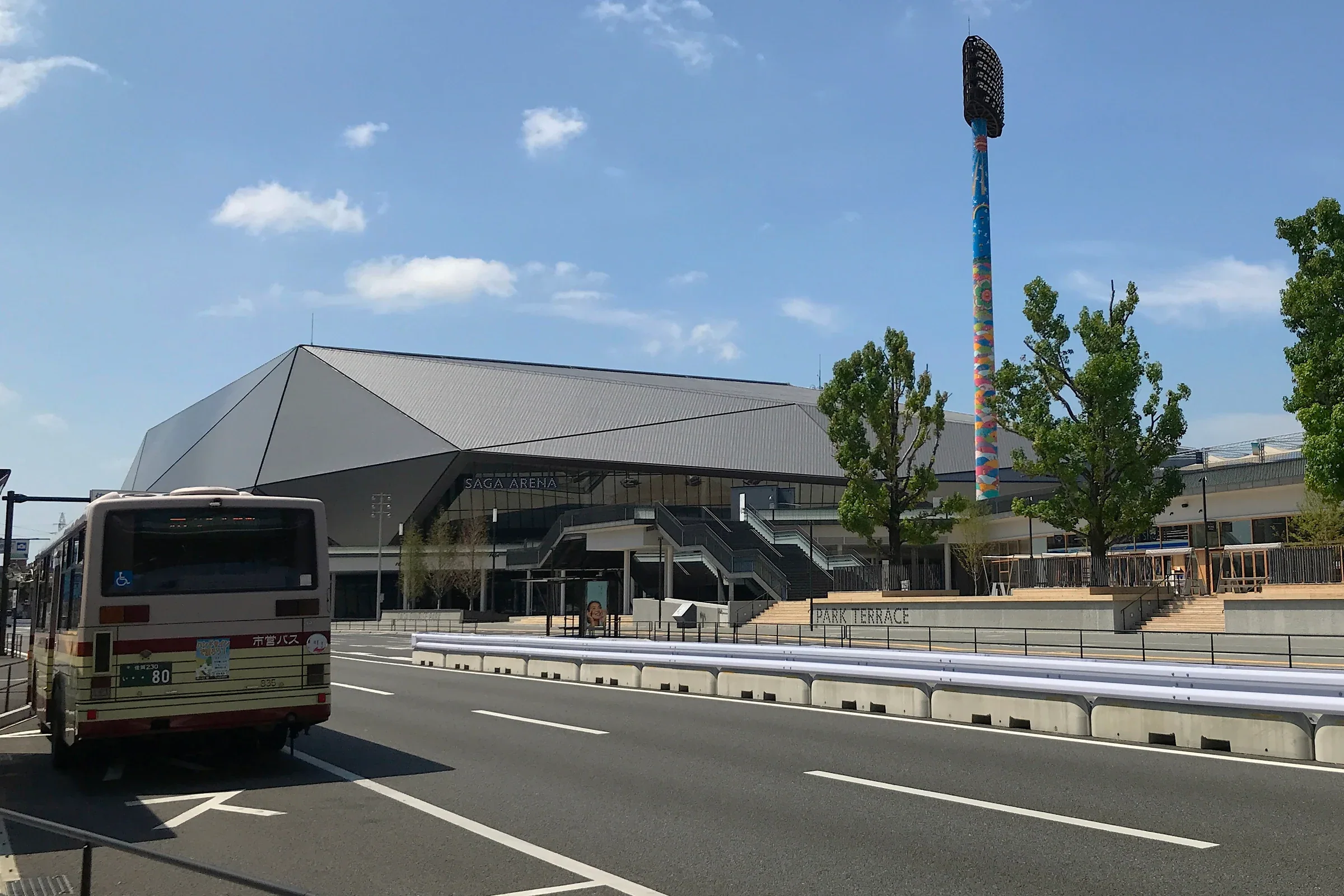 佐賀 SAGA Arena 外觀與停靠場館旁的巴士，照片攝於2023年